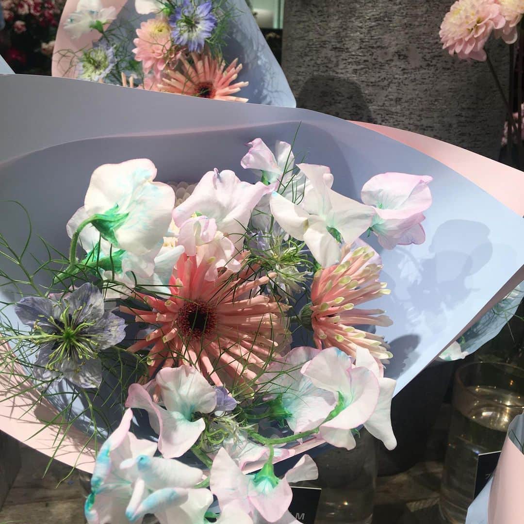 増山敬子のインスタグラム：「#beautifulflower 週末は、ずっと#クラブハウス　 で話して、聞いて、学んで、 今まであった自分自身の慣れを コンコン、殻に穴を開けてもらって どんどん吸収して家にいながら 無料で学べて最高時間でした🖋 このお花すっごく綺麗で癒されました。おやすみなさいっ😴」