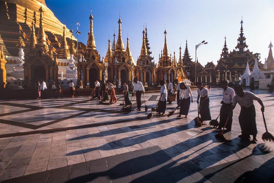 Michael Yamashitaさんのインスタグラム写真 - (Michael YamashitaInstagram)「Some things don’t change: The 2600-year old Shwedagon Pagoda, photographed on my first trip to Myanmar in 2001, is the oldest in Myanmar. Every morning at sunrise, the Buddhist faithful volunteer to sweep the grounds of the country's most sacred site. The gilded 170-meter pagoda, now a World Heritage site, sits atop a 50-meter hill dominating the Yangon skyline. On my first visit, photojournalists were not permitted to enter the country. The same restrictions on working journalists are in place today, and are expected to get more stringent, now that the military has seized power of the government. #shwedagonpagoda #shwedagon #yangonlife #yangon #myanmar #worldheritagesite」2月8日 0時46分 - yamashitaphoto