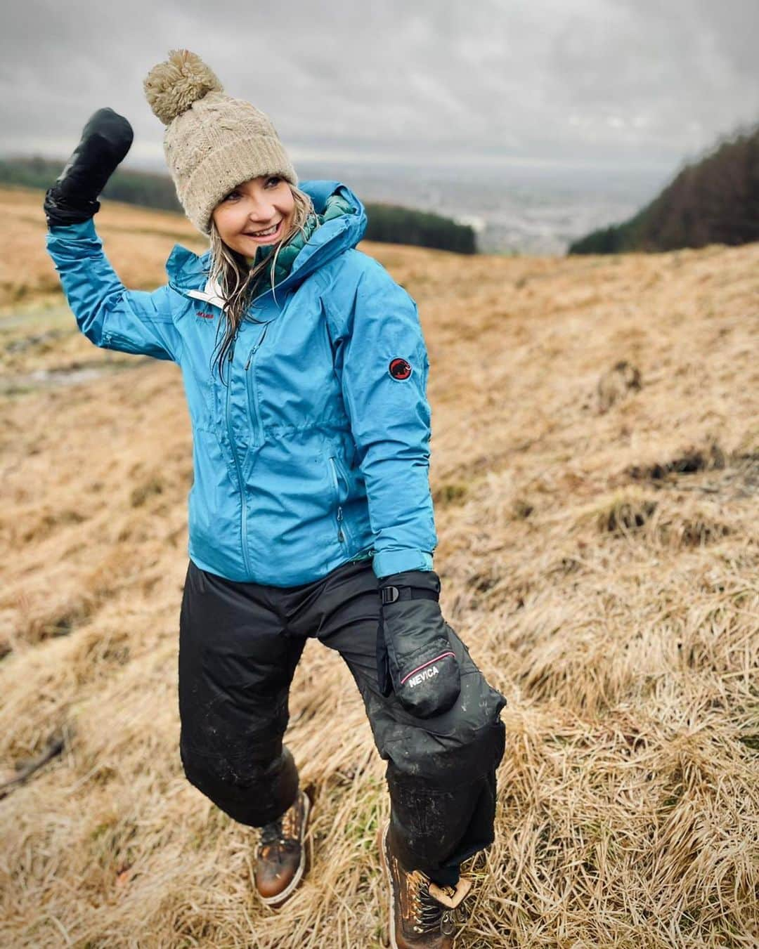 ヘレン・スケルトンさんのインスタグラム写真 - (ヘレン・スケルトンInstagram)「It was damn cold but we got there. Full respect as always to team Countryfile who laugh in the face of a challenge..... you say..... storm Christophe on the top of an exposed moor in a pandemic so you’re a limited team doing multiple jobs????? We say.... that’s just another day in the office😂😂 equally as proud of the files ambition to plant so many trees, full details on the prog this eve😘😘 Because I always get questions about outdoor wear given that everyone is outdoors at the min... jacket is @mammut_swiss1862 had it for years and it’s still waterproof,  boots are well weathered and five year old @berghausofficial,   base layers are new and a gift @acaioutdoorwear a gorgeous new brand go find them if you’re an outdoors kind of lady,  and jumper is @mintvelvet aff link you will notice I wear A LOT of their stuff which they often give me a kind discount on.  #crompton #moors #north #rural #countryside #trees #aff #gift #conservation #floodprevention」2月8日 0時50分 - helenskelton