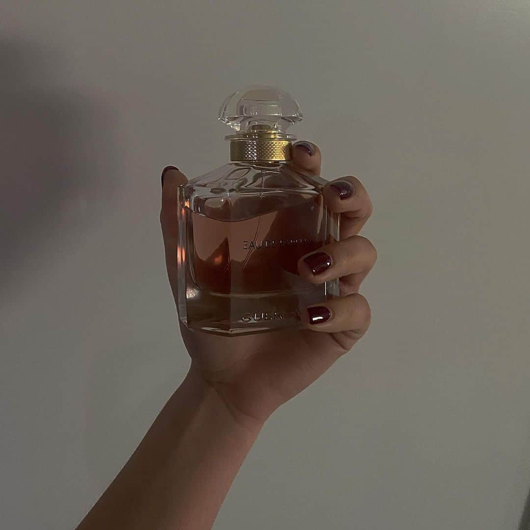 Mara Teigenのインスタグラム：「un de mes parfums préférés 🌸 @guerlain」