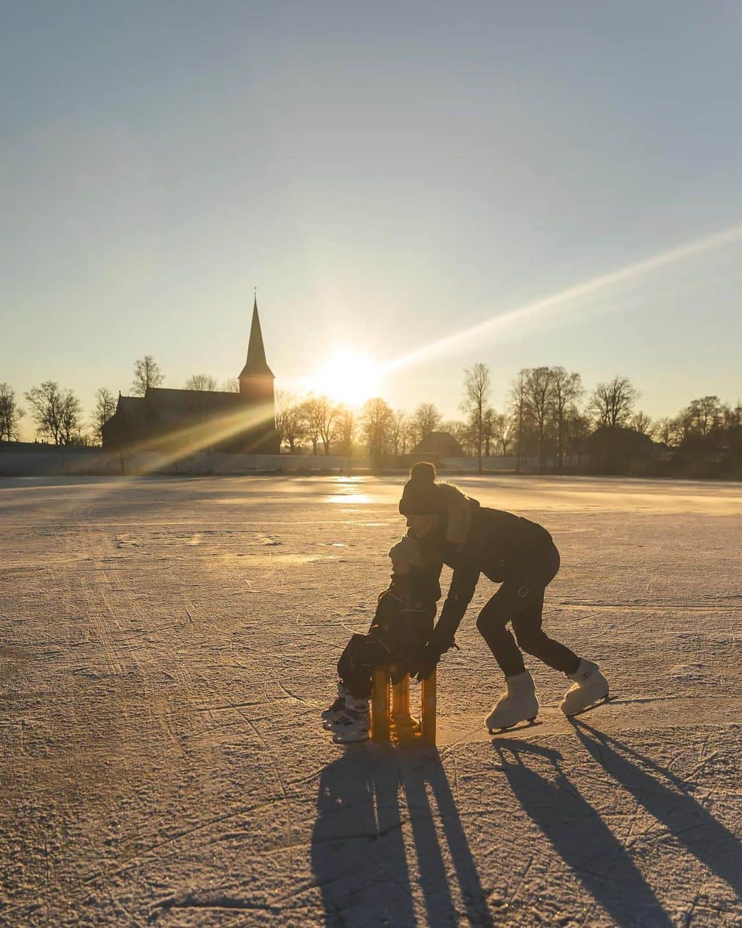 Caroline Berg Eriksenのインスタグラム：「Ice skating ⛸ in the sunset ☀️❄️🤩」