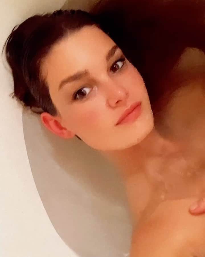 OPHELIEのインスタグラム：「That bath after a long day outside 🧖🏻‍♀️」