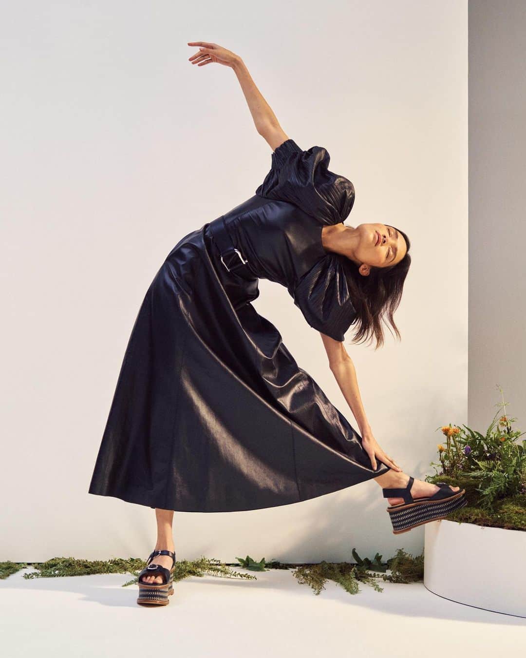 Harrodsのインスタグラム：「For her SS21 collection, @GabrielaHearst counterbalanced her collection’s carbon footprint with a donation to the Madre de Dios Amazon Project, an initiative that seeks to protect and preserve South America’s precious habitat. This is fashion that feels as good as it looks.  Shop #GabrielaHearst through Personal Shopping.  #Harrods #HarrodsFashion  Our stores are closed but you can still discover the #WorldOfHarrods through Personal Shopping and online at harrods.com.」