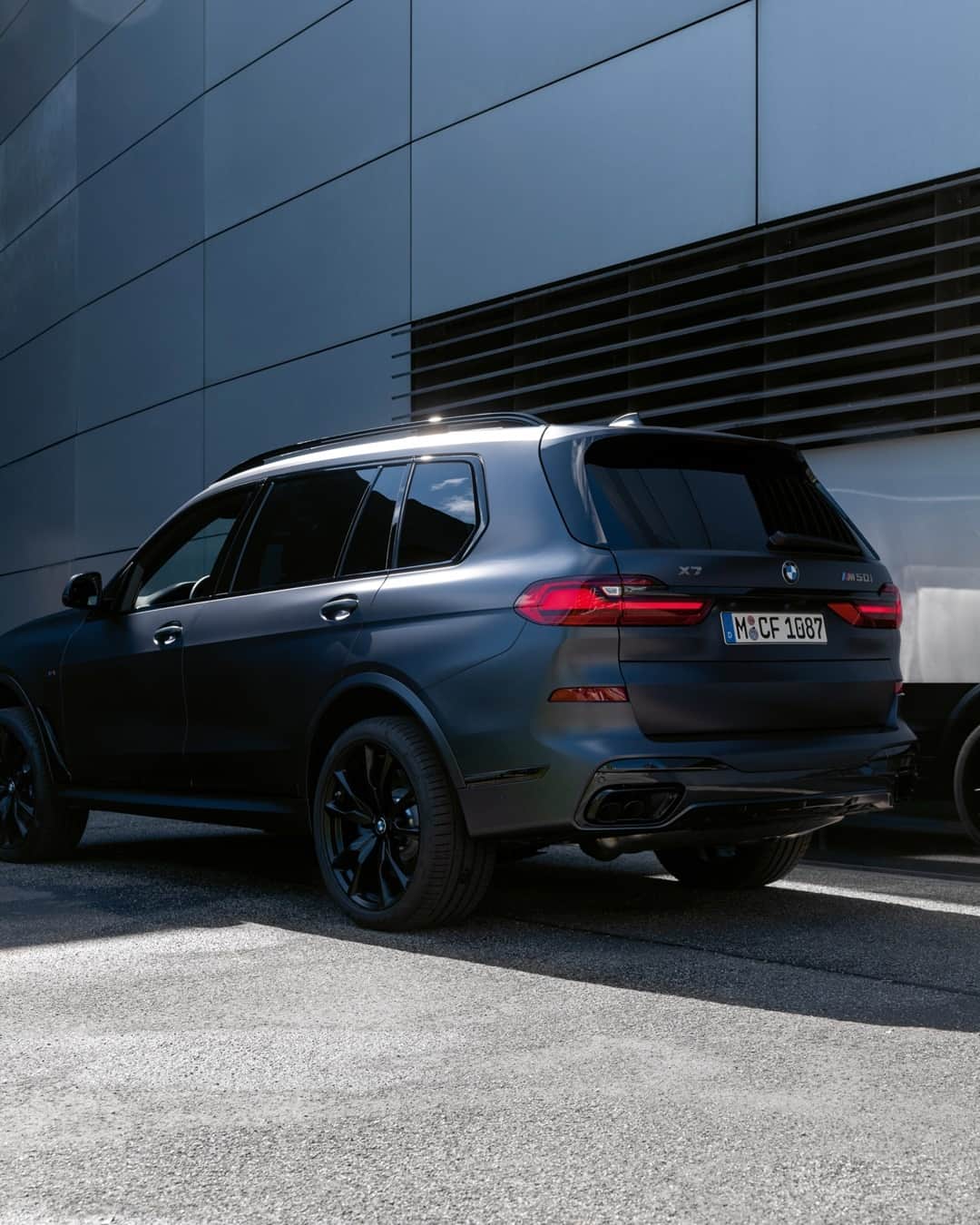 BMWのインスタグラム：「Calls for you to dive deeper. And deeper.  The BMW X7 Dark Shadow Edition. #TheX7 #BMW #X7 __ BMW X7 M50i: Fuel consumption weighted combined in l/100km: 11.2–11.0 (NEDC); 12.8–12.3 (WLTP), CO2 emissions weighted combined in g/km: 258–252 (NEDC); 292–280 (WLTP). Further information: www.bmw.com/disclaimer.   530 hp, 390 kW, 750 Nm, Acceleration (0-100 km/h): 4.7 s, Top speed (limited): 250 km/h.」