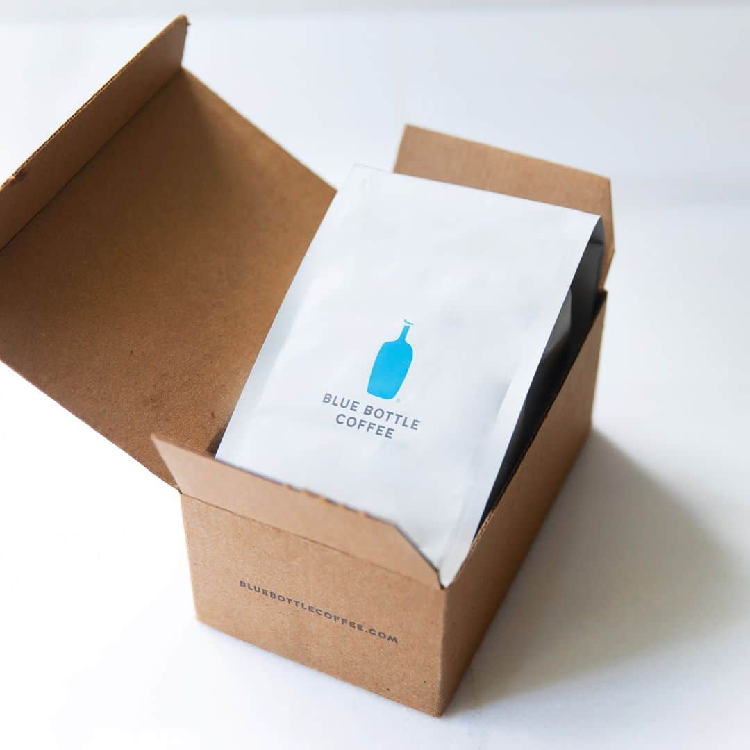 Blue Bottle Coffeeさんのインスタグラム写真 - (Blue Bottle CoffeeInstagram)「Flowers fade but a coffee subscription is forever. (Or as long as you like.) ⁠ ⁠ Our coffee subscriptions will remind someone you care even after the chocolate box is gone. Use our link in bio and then decide whether to send comforting blends, adventurous single origins, or an array of espresso and we’ll send them freshly roasted coffee straight from the roastery as often as you like.」2月8日 1時02分 - bluebottle