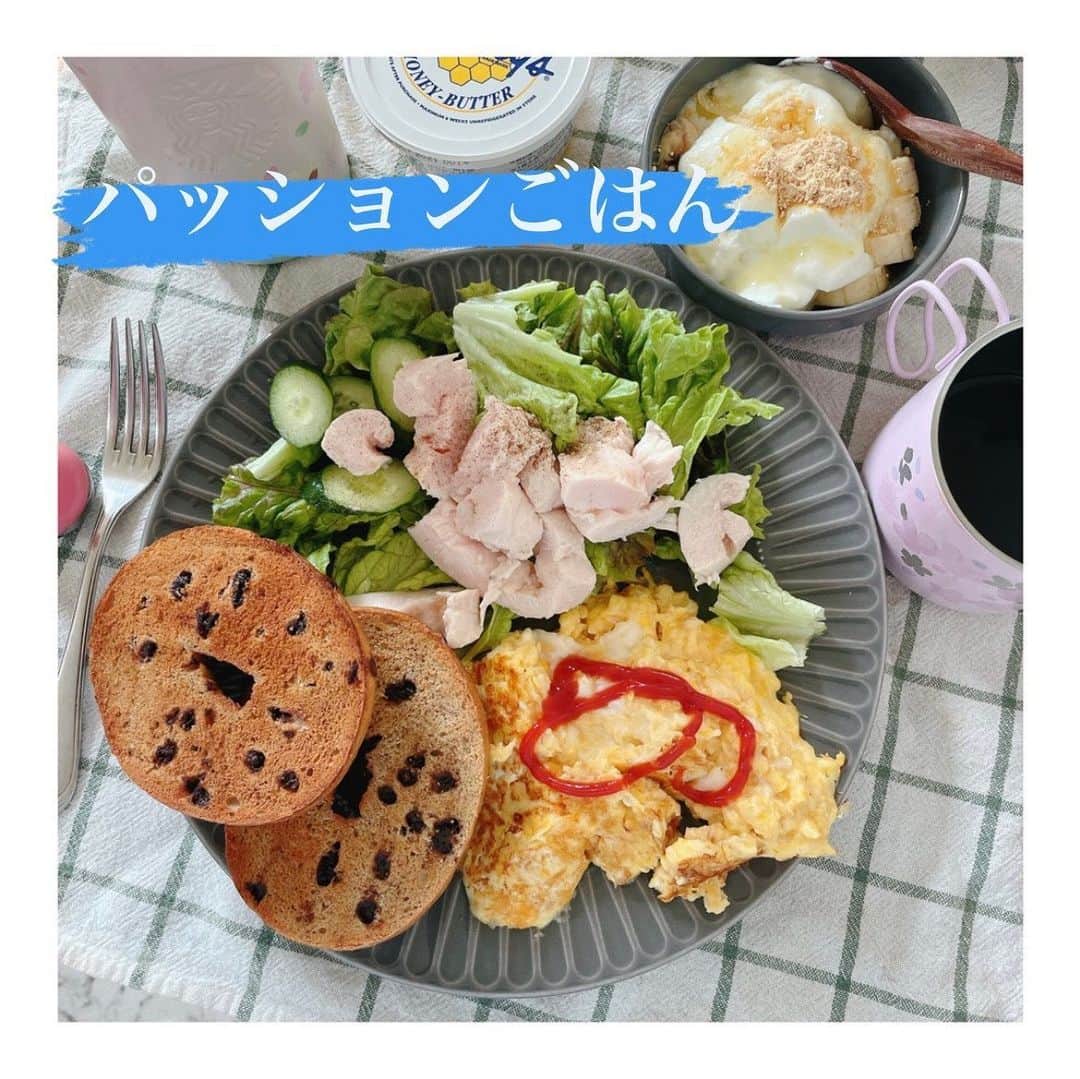 高橋奈苗のインスタグラム：「🍽  今日のブランチ🥯  久々の　#パッションごはん  世志琥に作り方聞いてサラダチキン作っておいたものをサラダに乗せて🥗  コストコのベーグル。  卵のスクランブルエッグみたいなの。🍳  タンパク質たくさん取っていくよー！  #COSTOCO #コストコ #ブランチ　#ベーグル　#サラダチキン　#サラダ　#おうちごはん」