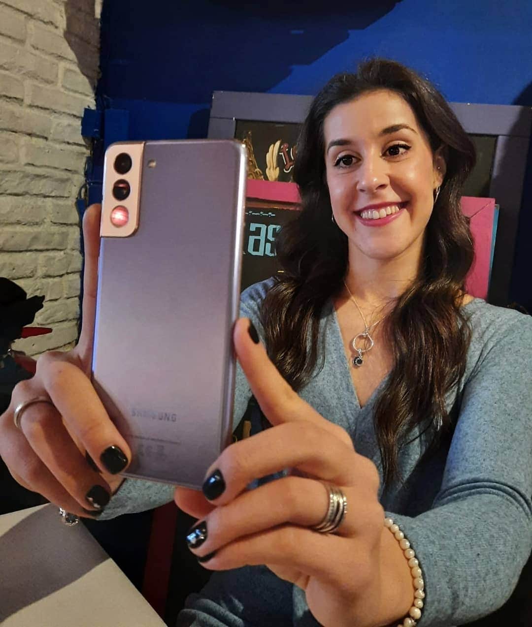 キャロリーナ・マリンのインスタグラム：「¡Este año promete! ✨ Y para poder recordar los momentos eternos de este 2021, el #GalaxyS21 me va acompañar para ensañároslo todo 🥰 Encima graba en 8K 🤯 #TeamGalaxy @samsungespana」