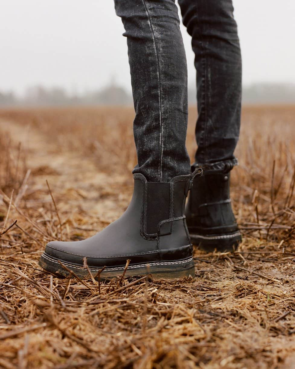 ハンターブーツさんのインスタグラム写真 - (ハンターブーツInstagram)「The Refined Stitch Chelsea Boots pairs nicely with city streets and muddy paths. See them in action in this weeks #WalkAndTalk with @Gretabellamacina.」2月8日 1時03分 - hunterboots