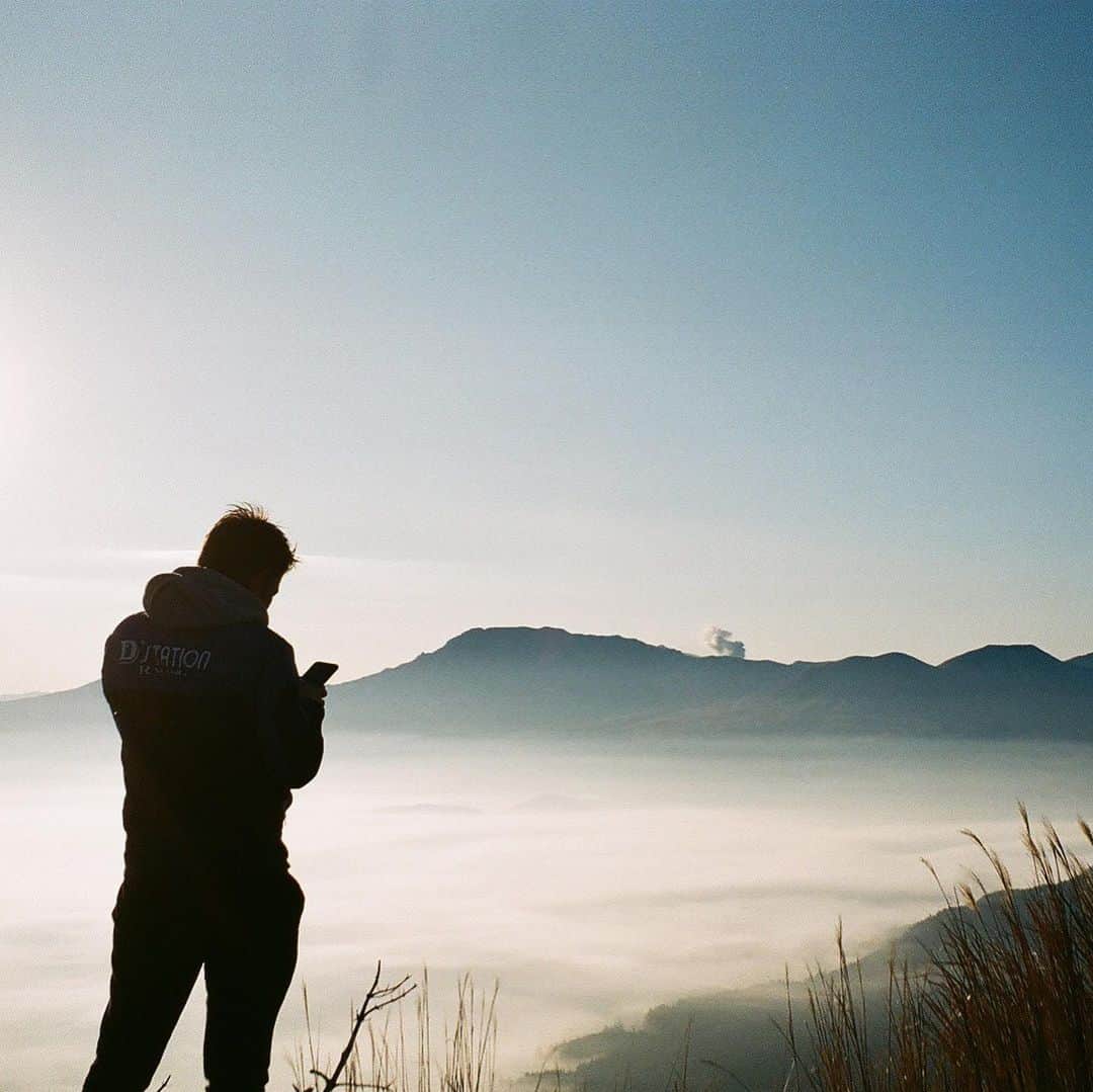 織戸学さんのインスタグラム写真 - (織戸学Instagram)「フィルムカメラ ってやはり 色気あるんだな〜  阿蘇の山の上  色々感じる朝でした。  #maxorido」1月24日 17時49分 - maxorido