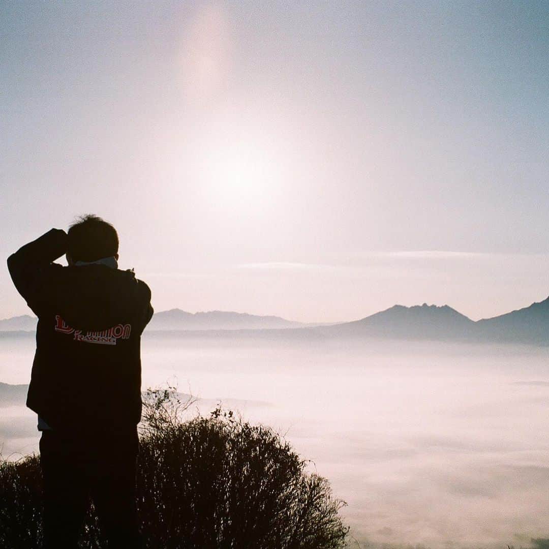 織戸学さんのインスタグラム写真 - (織戸学Instagram)「フィルムカメラ ってやはり 色気あるんだな〜  阿蘇の山の上  色々感じる朝でした。  #maxorido」1月24日 17時49分 - maxorido