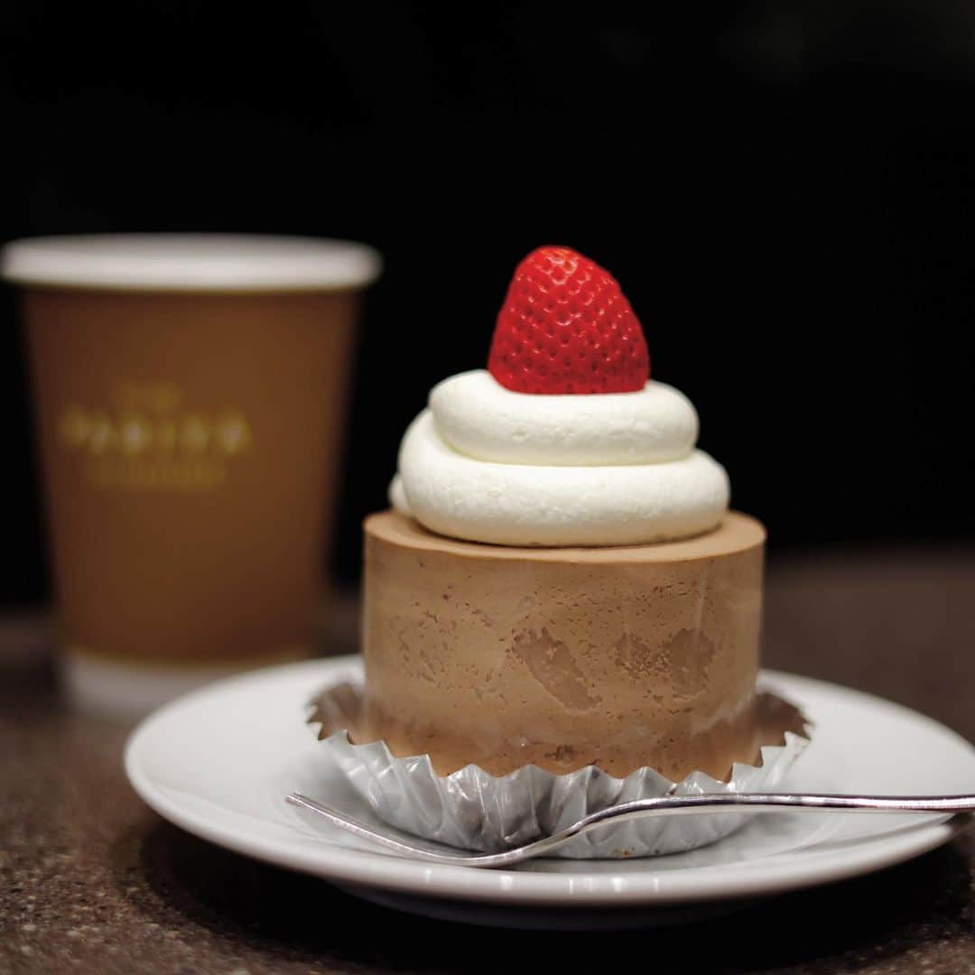 きょん。さんのインスタグラム写真 - (きょん。Instagram)「.  .  PARIYA 心斎橋PARCO店 @pariya_official  バレンタイン限定で チョコレート仕様の ショートケーキが並んでた。  食べていて 楽しくなったのが クラシックで 食べていて ワクワクしたのが バレンタイン。  #PARIYA #心斎橋PARCO #osaka#sweets」1月24日 17時41分 - kyon_tokiiro
