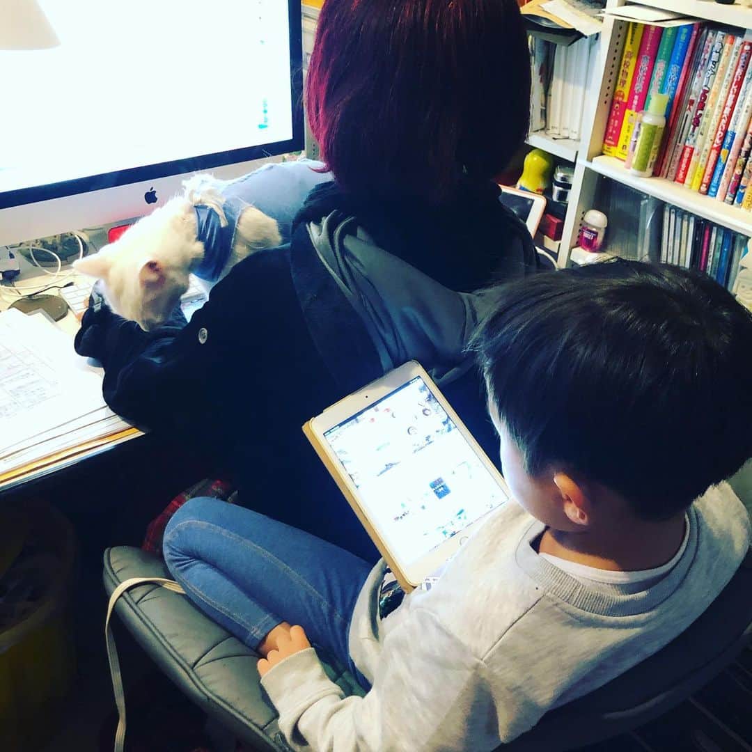 水谷さるころのインスタグラム：「「お母さんの人気に嫉妬だわ〜」と言ってお父さんが写真を撮ってくれました……(›´Д`‹ ) お父さんはお茶を入れてくれました。んで、自室に戻って1人で過ごしてる…。 #おファルにゃん　＃6歳男児マイル」