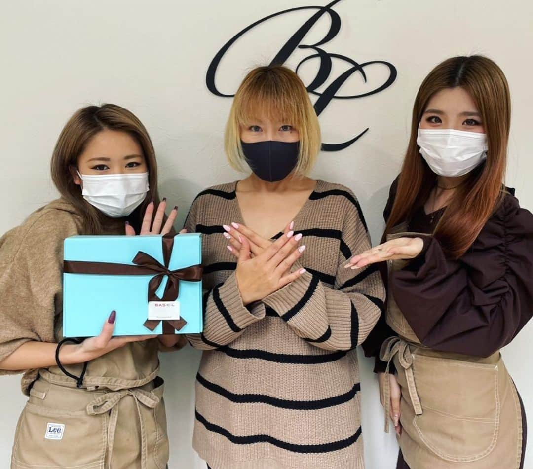 神谷えりさんのインスタグラム写真 - (神谷えりInstagram)「Beauty line横浜店さんでネイルチェンジしてきました！ オーナーのまなさんも隣でニューデザインのトライをしていて、そちらの方も出来上がっていくのを見てワクワク✨ やはりネイルは幸せになります💕 今回は先月からやりたかったピンク。 バクダンスワロも着けていただきました！  まなさん、本田さん、ありがとうございました🍀💕  #nail #pink #swarovskinails #beautyline #yokohama」1月24日 16時18分 - erikamiya