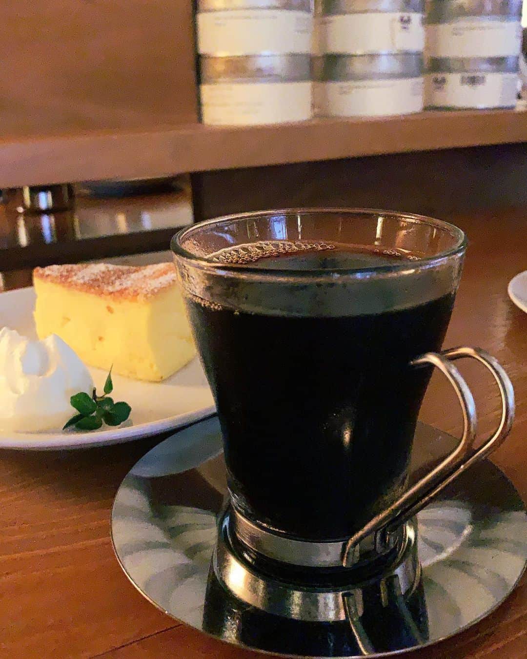 小林ひろ美さんのインスタグラム写真 - (小林ひろ美Instagram)「疲労でぐったりしていた週末でしたが、やっと回復⤴︎💪✨ひっそりとコーヒーブレイクを満喫しています😊❤️  #水出しコーヒー #半分ブラックで飲んで #その後牛乳を注ぐ #飲んでるのに増える #そんな事が幸せ #休日の過ごし方  #sunday  #coffeebreak #珈琲専門店三十間」1月24日 16時30分 - hiromi_kobayashi__