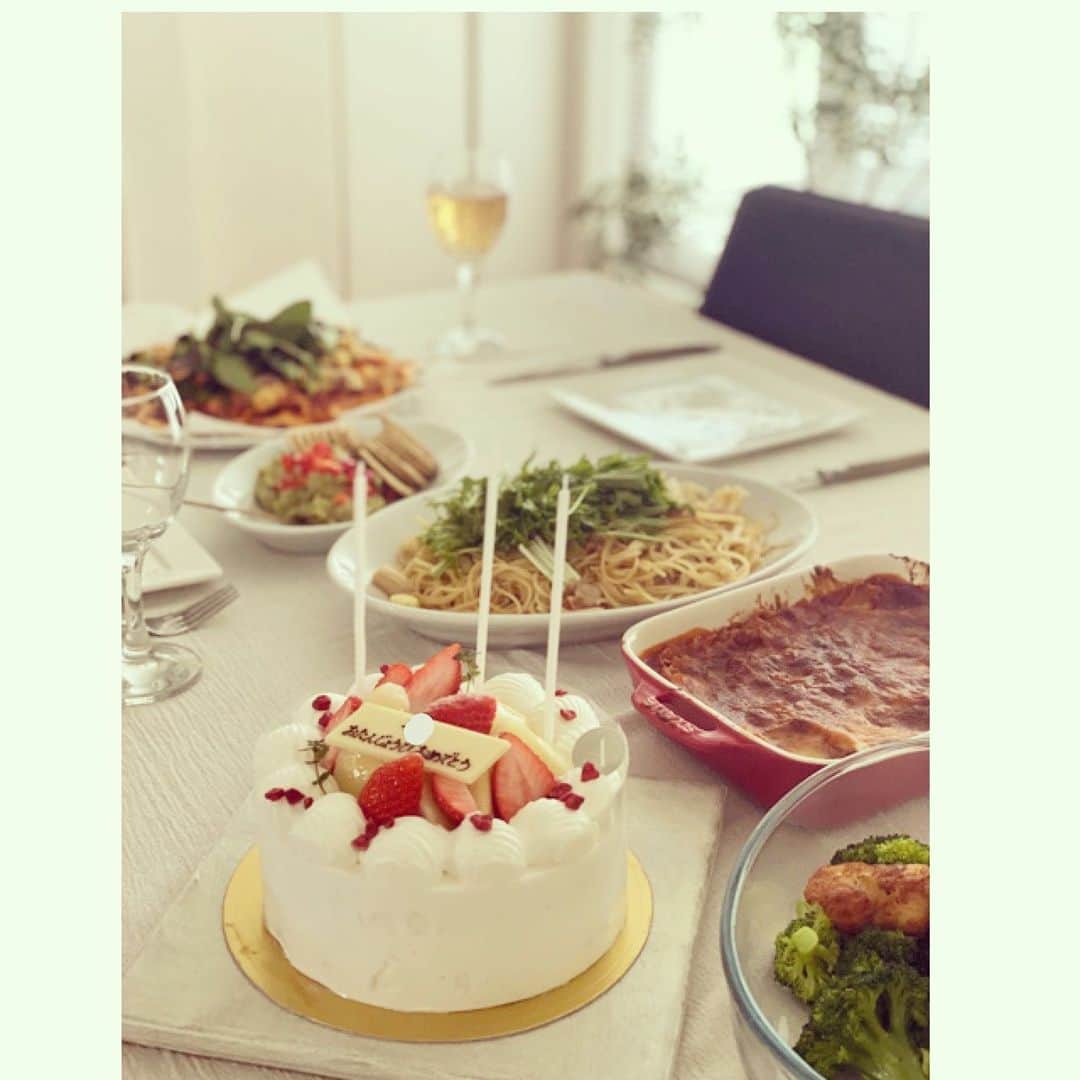 前田ゆかのインスタグラム：「Happy⭐︎birthday 13th  ちょっと早めのお祝い！  旬の果物にクリームの軽さと甘みが絶妙に調和しているcake! #asakoiwayanagi  ここのcakeやスイーツは芸術的だから感受性が豊かになりそうな気がします。  #happybirthday  #おめでとう」