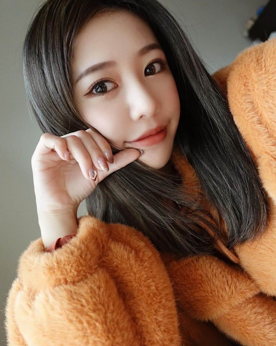 のインスタグラム：「在阿公家的自然光窗邊自拍幾張🧏🏻‍♀️ 這樣的自拍法讓我想起以前很紅的EX1相機（怎麼辦是不是透露出年齡了）有用過的都給我承認喔   𝐍𝐞𝐰 𝐧𝐚𝐢𝐥𝐬 @angelanails_ 這次做短短的氣質款」
