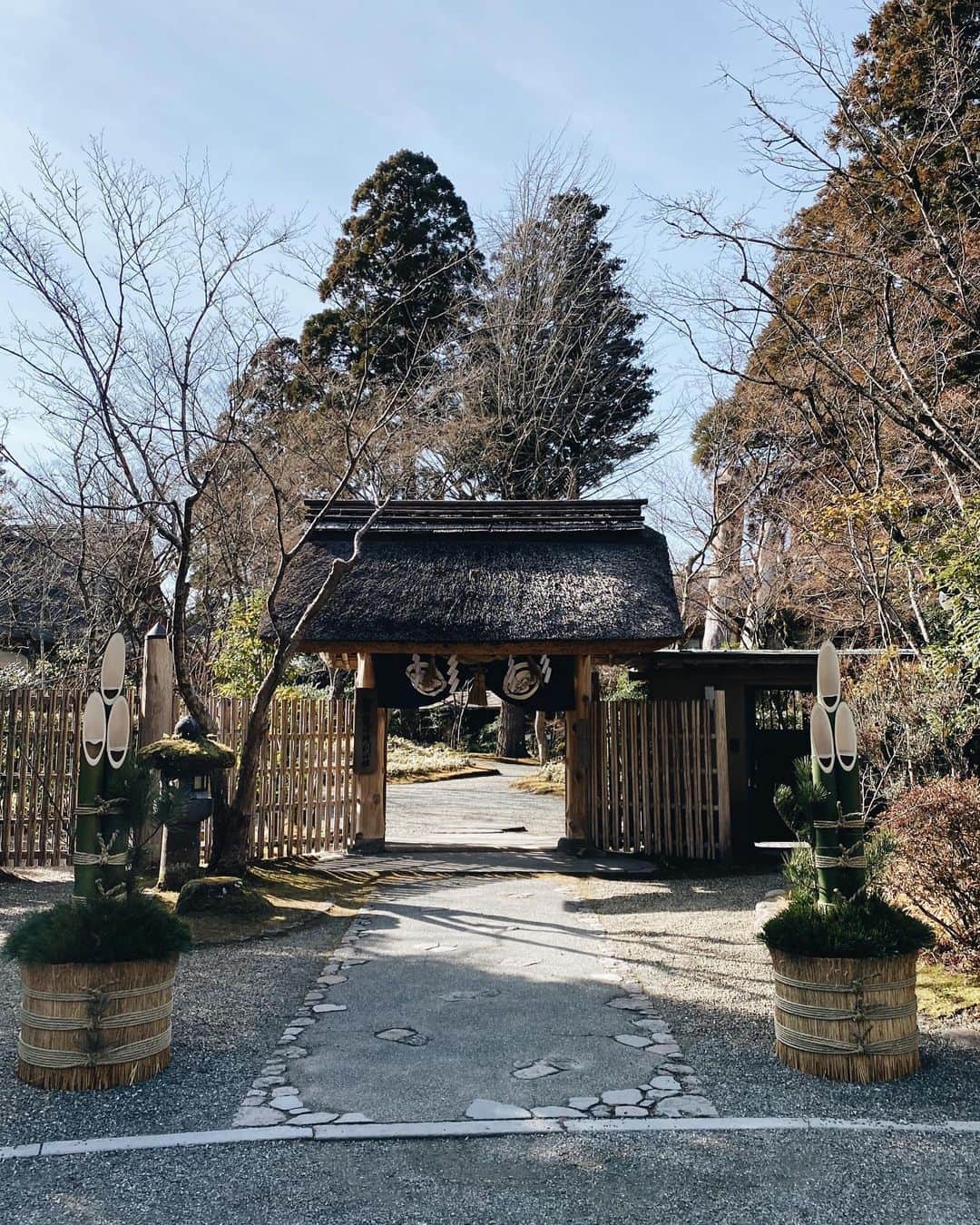 永田杏奈のインスタグラム：「・ お正月に行った湯布院の亀の井別荘 とっても素敵な宿だったな~♨︎ 風情漂うお庭やお部屋、 鰻の薬膳鍋や河豚も美味しかった。 お気に入り旅館リストに仲間入り。  他にもカメラロールにアップ出来ていない旅行写真が沢山あるので、アップしていきます☺︎  #湯布院 #由布院 #温泉旅行 #温泉旅館 #湯布院旅館 #由布院温泉 #温泉宿 #国内旅行記　#annastrip📍#亀の井別荘」