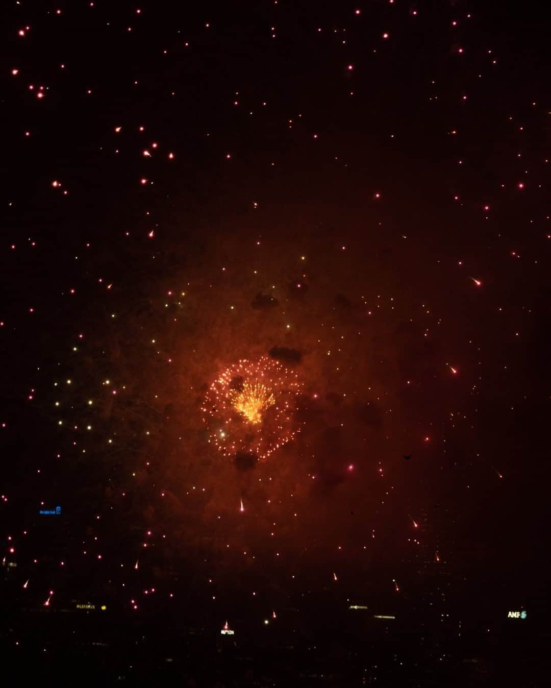 のインスタグラム：「Photo by Michaela Skovranova @mishkusk /A quiet New Year's Eve in Sydney, Australia. With an increase of locally transmitted cases of COVID-19 and parts of Sydney in lockdown, celebrations were drastically downscaled, echoing the restrictions around the world. Australia has been incredibly fortunate, with a minimal number of local transmissions—a stark contrast to the staggering rise in infections in many parts of the globe. #Sydney #Australia #Gadigal #NewYearsEve2020」