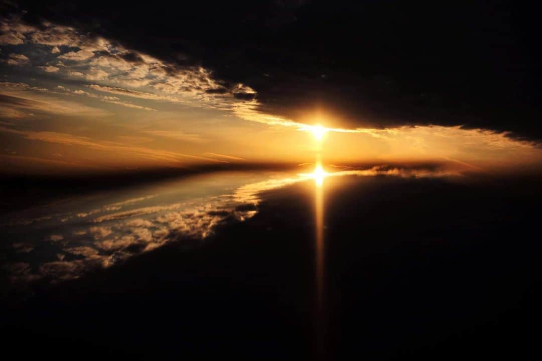 大杉隼平のインスタグラム：「暗闇の中であっても、そこにある光を探して。  a ray of light in the darkness  #大杉隼平 #写真 #光 #leica #ライカ #sky #prayfortheworld #leicaphotography #skyphotography #photo #shumpeiohsugi #pray」