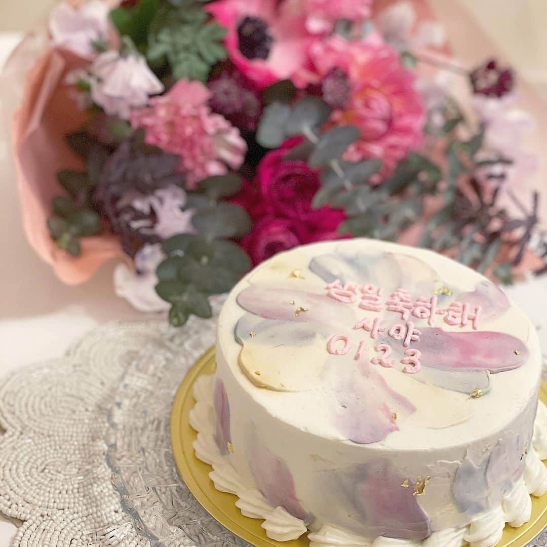 藤川沙弥のインスタグラム：「𓊯𓂃𓍱𓍯 オーダーケーキがハングル文字で かわいすぎたので、つい 写真を撮り過ぎましたっっ•︠ˍ•︡♡♡」