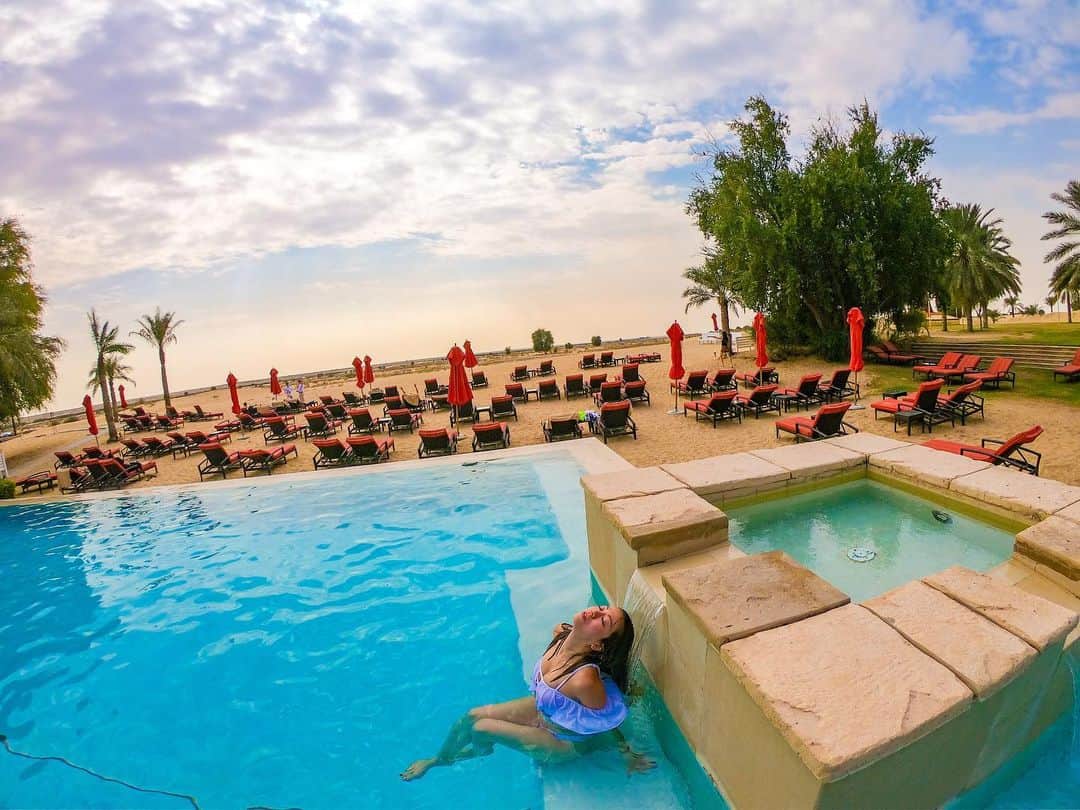 myumyuさんのインスタグラム写真 - (myumyuInstagram)「今回もここに泊まった理由のひとつ 『砂漠を見ながらプール』がとても気に入ってる♡  海の目の前とかは多いけど砂漠は珍しい😚  #desert#desertdubai#deserthotel#bikinigirl#hotel#nicehotel#dubaï#Dubai#dubaitravel#dubaitrip#travellover#travelgirl#pool#ドバイ#ドバイ旅行#ドバイ観光#海外旅行#旅好き#旅行好き女子#砂漠#砂漠ホテル#砂漠プール#ビキニガール#プール#ホテルプール#ホテルライク」1月24日 16時42分 - myumyu_travel_bikini