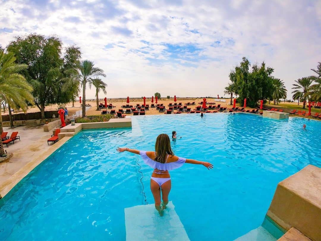 myumyuさんのインスタグラム写真 - (myumyuInstagram)「今回もここに泊まった理由のひとつ 『砂漠を見ながらプール』がとても気に入ってる♡  海の目の前とかは多いけど砂漠は珍しい😚  #desert#desertdubai#deserthotel#bikinigirl#hotel#nicehotel#dubaï#Dubai#dubaitravel#dubaitrip#travellover#travelgirl#pool#ドバイ#ドバイ旅行#ドバイ観光#海外旅行#旅好き#旅行好き女子#砂漠#砂漠ホテル#砂漠プール#ビキニガール#プール#ホテルプール#ホテルライク」1月24日 16時42分 - myumyu_travel_bikini