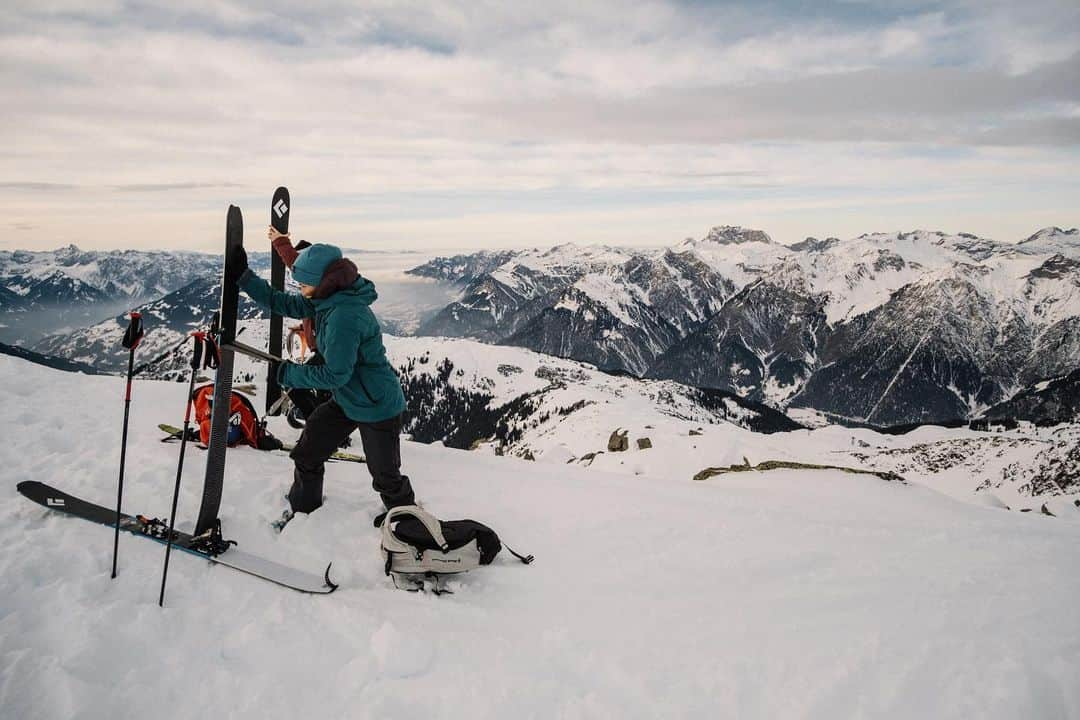 バーバラ・ザンガールさんのインスタグラム写真 - (バーバラ・ザンガールInstagram)「Glad to live in a place where winter is at least as cool as summer. #skitouring @blackdiamond   📸 @jacopolarcher」1月24日 16時44分 - babsizangerl