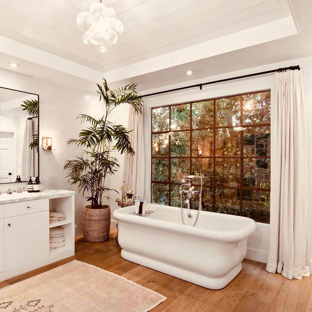 トリ・プラバーのインスタグラム：「Nothing like a bubble bath on a rainy day🤍」