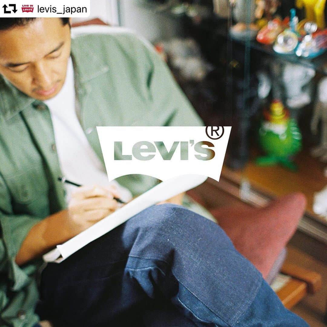 花井祐介さんのインスタグラム写真 - (花井祐介Instagram)「Thanks @levis @levis_japan for featuring me Levi’sが僕の作業場に来て写真撮ってくれました。 恥ずかしいけど中学生の頃からずっと好きで穿いているリーバイスに声かけてもらったのが嬉しくてポストしてしまいました。 #repost @levis_japan ・・・ Tailor’s Closet collection  原宿フラッグシップストア限定のプリカスタマイズコレクション   今から147年前の1873年に労働者の作業着から始まったリーバイス®のジーンズ。  「現代の作業着＝気持ちの上がる仕事着をつくる」をテーマに、Levi’s®のテーラーがもつカスタマイズの技術で、レギュラー商品にアレンジを加え、日々の仕事を楽しんで欲しいという思いを込めてデザインをしています。2ndコレクションは永遠の定番TYPE3トラッカージャケットを加えた5アイテムを発表します。   Double Knee Jeans  ライトブルー　\19,000＋tax　 インディゴ 15,000円＋tax   ダブルニーの原型はジーンズの太腿部分の強度を上げる為にデザインだったが、Tailor’s Closetではダブルニー部分に別素材を使用する事で、機能にデザイン性を追加している。  インディゴは550、ライトブルーはStay looseをベースにジーンズの色に合わせた素材をダブルニーに使用した2色展開。   展開サイズ : 30インチ、32インチ、34インチ」1月24日 16時49分 - hanaiyusuke