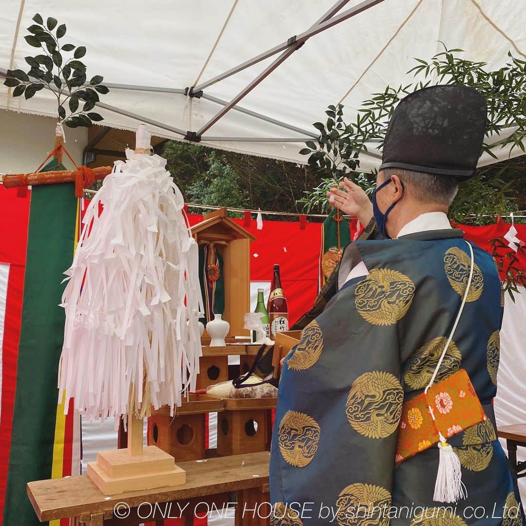 ONLY ONE HOUSE 株式会社 新谷組のインスタグラム：「*  #新谷組地鎮祭  本日1月24日の大安吉日に 京都府舞鶴市にて 新谷組モデルハウスの 地鎮祭が執り行われました！  天候は雨でしたが 地鎮祭の時に雨が降るのは 「雨降って地固まる」 と言われるように 縁起が良いとされています。  地面が雨で濡れると 乾いた時にしっかりくっつき 良い土地になるとの謂れがあります☻  神主さんにお祓いをしていただき 工事の安全と モデルハウスの繁栄を祈願致しました🌿  完成が楽しみです！🌴🏢  more phots▶︎ @shintanigumi.co.ltd   --------------------------------------  新谷組は土地探しから 設計施工管理の全てを 弊社で担う事ができます！  大工工務店だからこそ出来る 枠にとらわれない自由な発想で お客様のお家づくりを 全力でサポートいたします💪🏻  お気軽にご相談ください☻  #ONLY_ONE_HOUSE by shintanigumi.co.Ltd  本社TEL ▶︎0770-78-1255 事務所TEL ▶︎0770-59-2552 E-Mail ▶︎shintanigumi@outlook.jp 新谷組HP ▶︎http://www.shintanigumi.jp  --------------------------------------  #新谷組 #オンリーワンハウス #おおい町 #舞鶴市 #高浜町 #小浜市 #敦賀市 #若狭町 #美浜町 #新築 #一戸建て #外構工事 #改修工事 #シンプルライフ #マイホーム #注文住宅 #デザイン住宅 #自由設計 #工務店 #金属サイディング #家事楽動線 #家づくり #モデルハウス #地鎮祭 #雨降って地固まる #安全第一」
