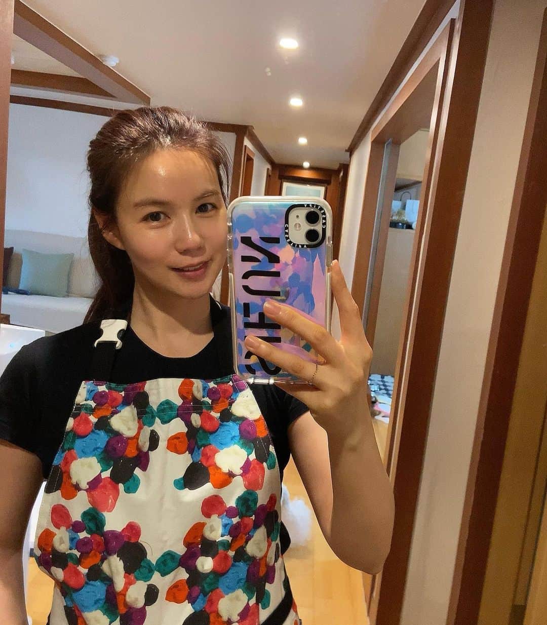パク・シウンのインスタグラム：「요즘 앞치마 홀릭😍ㅎㅎ 진정한 주부의 자세~😆 가끔은 하루종일 옷처럼 입고있는 나를 발견하곤한다😅  #왜이러는걸까요 🤔」