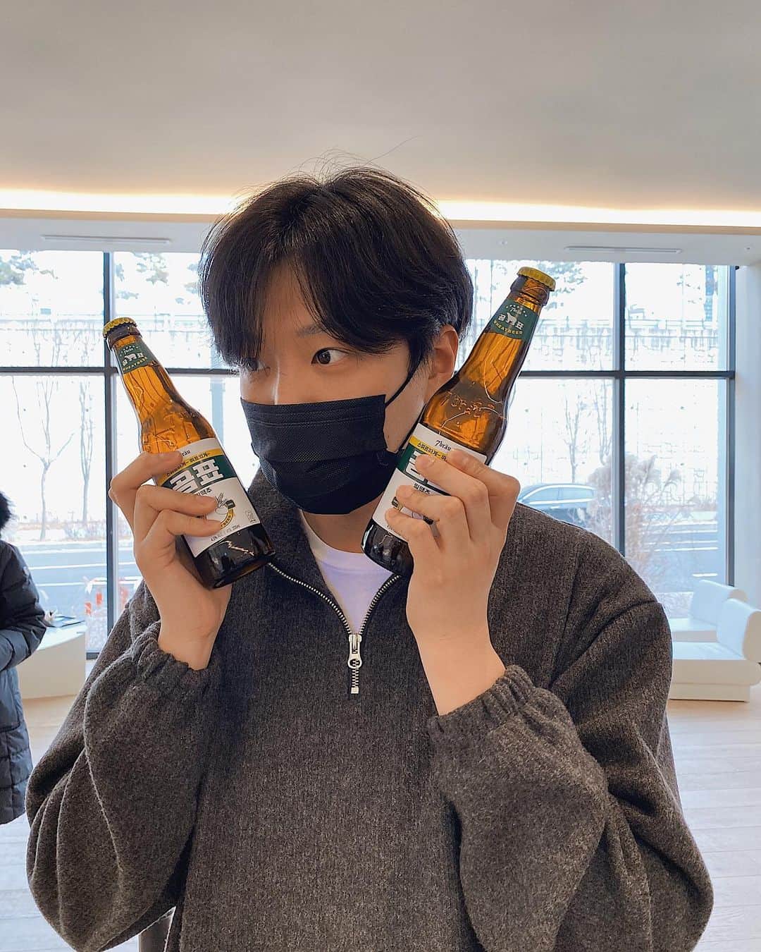 イェジュン のインスタグラム：「널 병으로 겟하다니🐻 #곰표맥주」