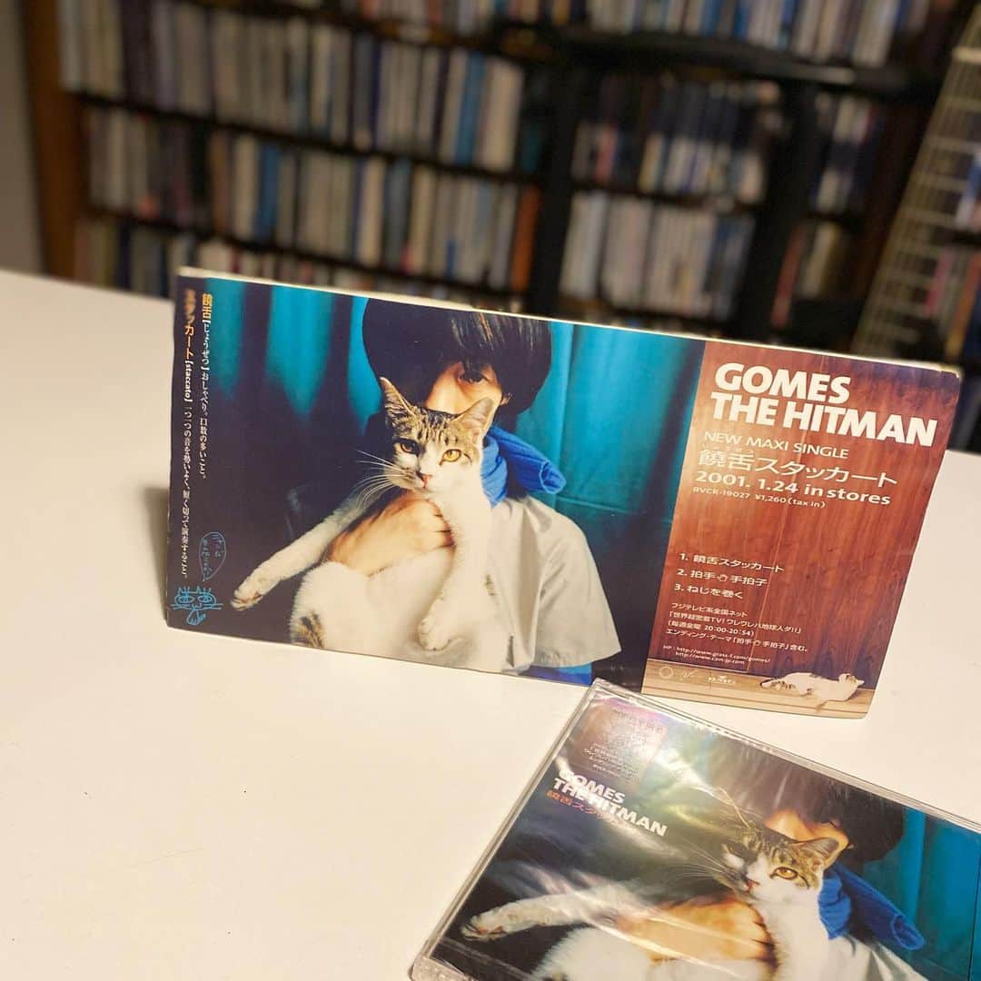 山田稔明さんのインスタグラム写真 - (山田稔明Instagram)「今日はGOMES THE HITMAN「饒舌スタッカート」リリースから20周年の記念日。2001年1月24日発売、その時点でバンド最大のヒットとなりました。たくさんラジオでかかっていろんな旅をしたなあ。表紙を飾った三毛猫ポチとの出会いから20年ということにもなります。ポチとは写真家斎門富士男さんのお宅で2000年末に出会い2001年11月にうちに迎えいれたのでした。昨年はアナログ盤シングルにもなって、これからもずっとバンドで演奏していくことでしょう。日曜18時半からはレギュラーラジオ番組「PRIMECATS RADIO」です。成人を祝って「饒舌スタッカート」をオンエアします。 #gomesthehitman #primecatsradio」1月24日 17時06分 - toshiakiyamada