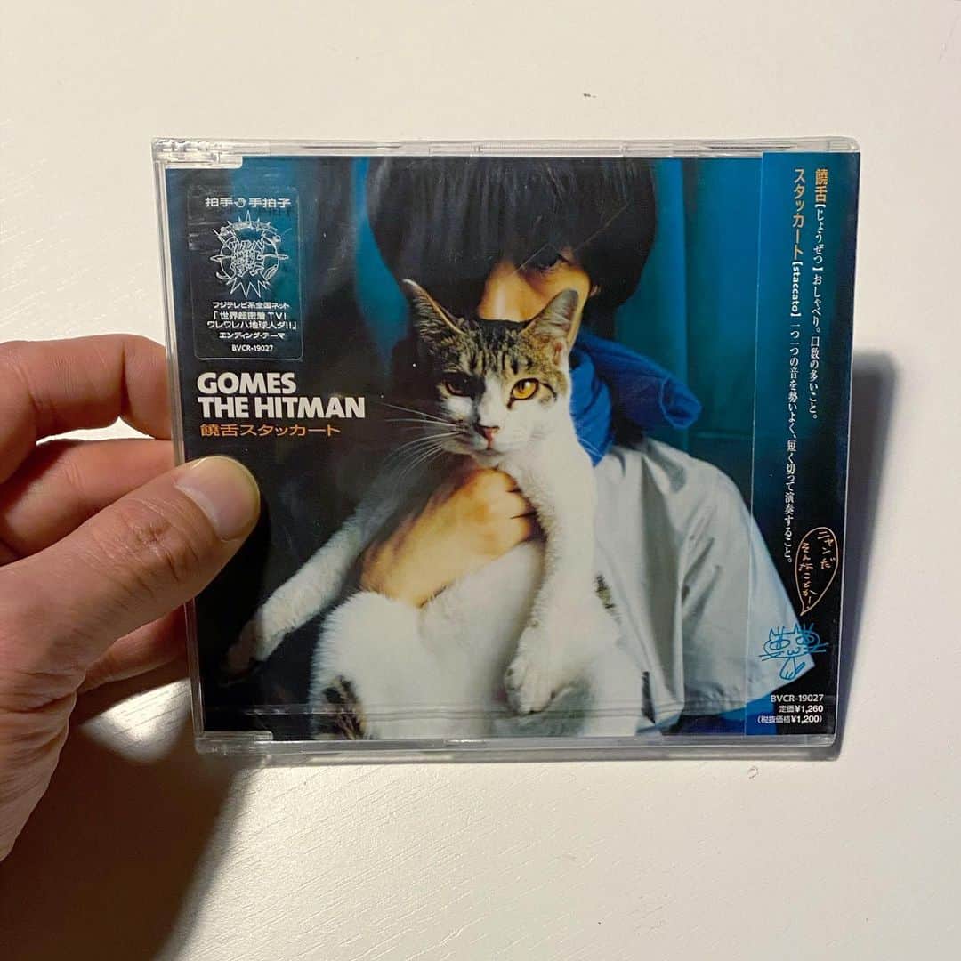 山田稔明さんのインスタグラム写真 - (山田稔明Instagram)「今日はGOMES THE HITMAN「饒舌スタッカート」リリースから20周年の記念日。2001年1月24日発売、その時点でバンド最大のヒットとなりました。たくさんラジオでかかっていろんな旅をしたなあ。表紙を飾った三毛猫ポチとの出会いから20年ということにもなります。ポチとは写真家斎門富士男さんのお宅で2000年末に出会い2001年11月にうちに迎えいれたのでした。昨年はアナログ盤シングルにもなって、これからもずっとバンドで演奏していくことでしょう。日曜18時半からはレギュラーラジオ番組「PRIMECATS RADIO」です。成人を祝って「饒舌スタッカート」をオンエアします。 #gomesthehitman #primecatsradio」1月24日 17時06分 - toshiakiyamada