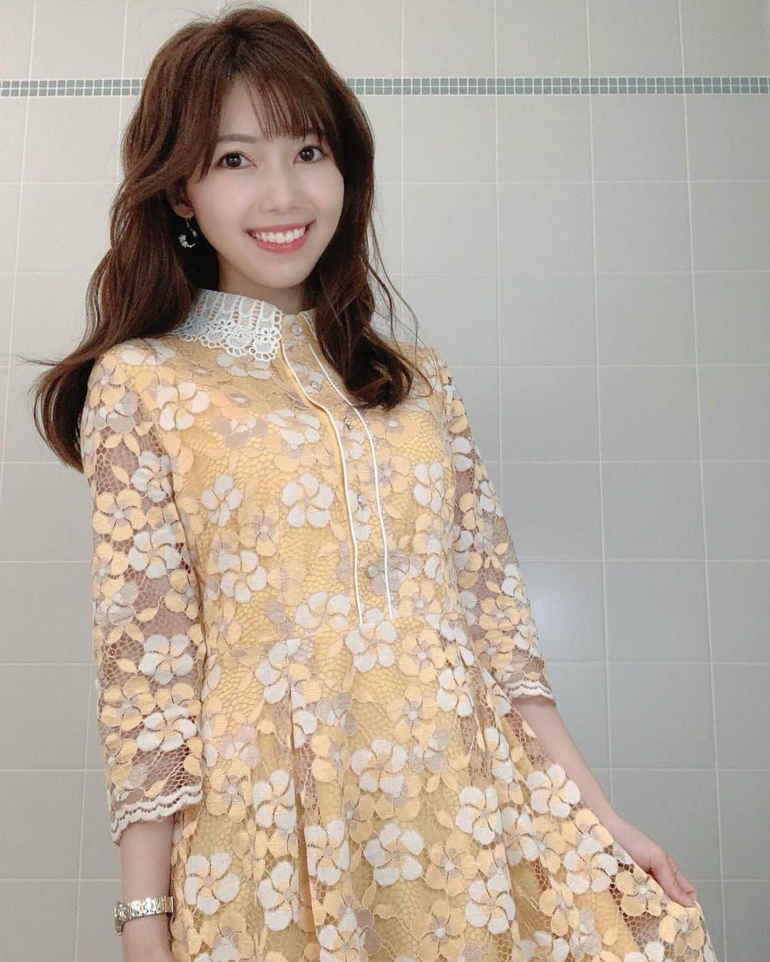 川又智菜美のインスタグラム：「. 季節はまだまだ冬ですが、﻿ なんだか春を感じるワンピース👗💛﻿ ﻿ 黄色とオレンジの間のような色合いが﻿ なんとも好みでした🌼﻿ ﻿ 今日は特に寒いですね❄️﻿ お家ではずっとブランケットに包まってます👻﻿」