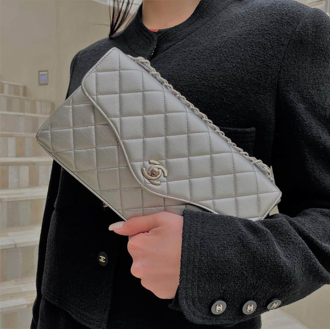 のインスタグラム：「Vintage Chanel lambskin clutch bag  DM us to Order  Free Shipping Worldwide 📩DM for more info and pricing  ➡️info@amorevintagetokyo.com  #VintageChanel #ChanelBag」