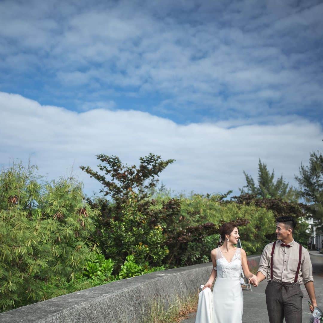 H.I.S. ウェディング（エイチ・アイ・エス）さんのインスタグラム写真 - (H.I.S. ウェディング（エイチ・アイ・エス）Instagram)「≪🌷本日の花嫁🌷≫ . 挙式を終えられた新郎新婦さまの加工なしのリアルなお写真です🥰  式場選びのご参考にされてみてくださいね🕊 . . . 📍Wedding at  #沖縄　#邸宅レストラン　#イルドレ　#HITOTOKI 👰‍♀️Bride:@r.c_wedding . . ロケーションフォト🌳🍃  ロケ場所は海だけじゃなく、そこに向かう道中さえもフォトスポットに🌿 . . . . ▷◁────────────────────▷◁  アンケートにご協力くださいました新郎新婦様、 誠にありがとうございました🙌🌟  ▷◁────────────────────▷◁ . 📯初夢フェア開催中📯  人気の沖縄を中心に来年の挙式がお得に❗️  詳しくは、TOPのプロフィールよりホームページをご覧ください🖥 . . ‥‥‥‥‥‥‥‥‥‥‥‥‥‥‥‥‥‥‥‥‥‥‥‥‥‥‥‥‥‥‥‥ . ▶︎ハッシュタグのあとに「チャペル名his」 で検索してみてね！ HISの先輩花嫁のお写真が見られるよ🕊 . . ▶︎みなさんのご質問にお答えします♡ 『海外挙式ってどんな感じ？』 『予算は？』 『準備期間は？』 『まずどうしたらいいの？』 など、疑問や質問があればコメント欄に入れてね😉❣️ お答えしていくよ♪ . ▶︎HISで挙式をされた花嫁さんは　#his卒花  とハッシュタグを入れてね！ こちらで紹介してもいいよ、という方はDMお待ちしてます♪ . ──────────────────── #hisウェディング #沖縄ウェディング  #リゾート婚 #リゾート挙式 #リゾートウェディング #結婚式準備 #プレプレ花嫁 #幸せバトン #日本中のプレ花嫁さんと繋がりたい #ゼクシィ2020  #タビ嫁 #tabijyo_wedding #2021春婚 #2021秋婚 #プロポーズ #理想の結婚式  #his花嫁 #海外挙式準備 #サマーウェディング #沖縄好きな人とつながりたい #式場探し中 #沖縄ウェディングフォト #リゾートウェディング #リゾ婚 #フォトスポット #イルドレhis」1月24日 17時07分 - his_wedding