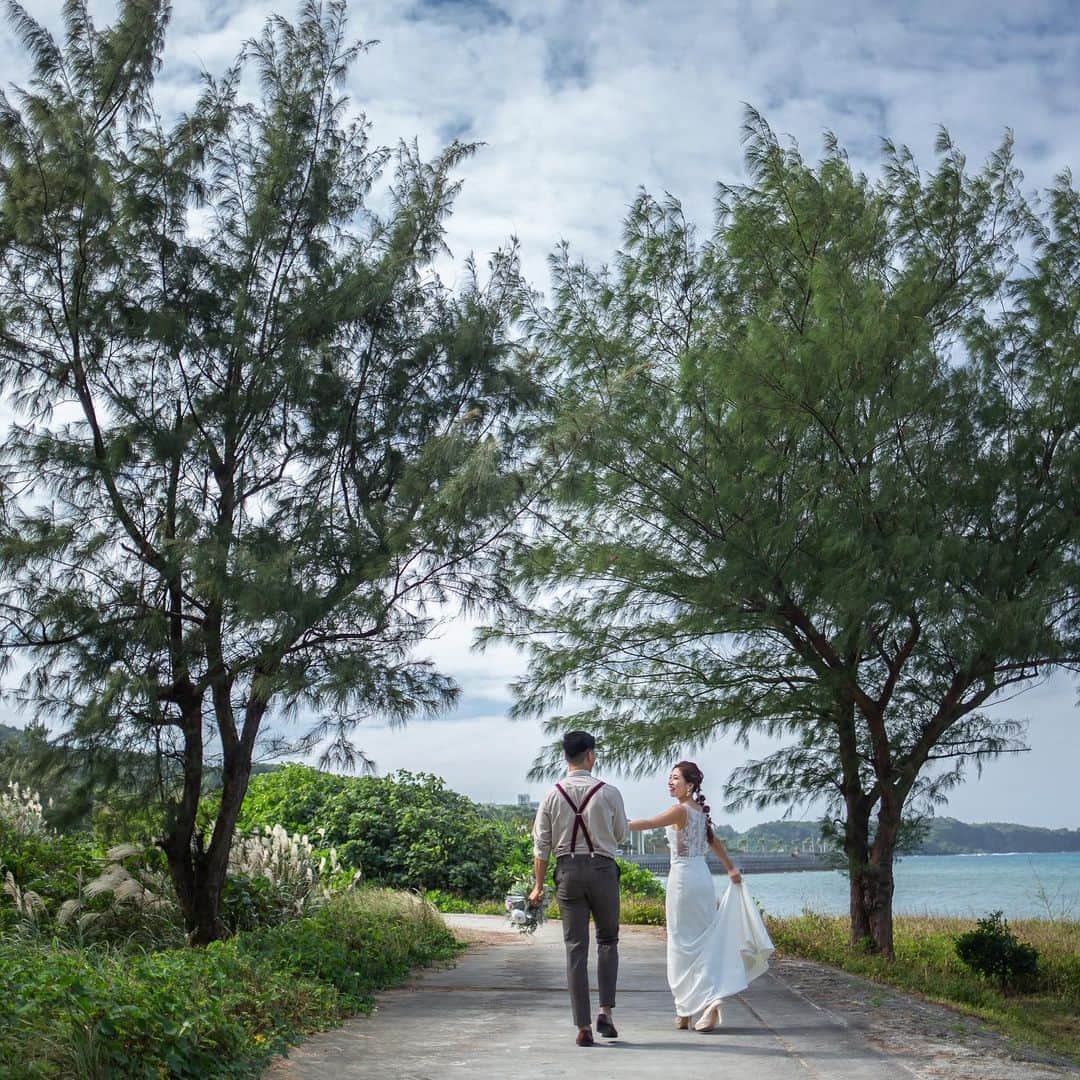 H.I.S. ウェディング（エイチ・アイ・エス）さんのインスタグラム写真 - (H.I.S. ウェディング（エイチ・アイ・エス）Instagram)「≪🌷本日の花嫁🌷≫ . 挙式を終えられた新郎新婦さまの加工なしのリアルなお写真です🥰  式場選びのご参考にされてみてくださいね🕊 . . . 📍Wedding at  #沖縄　#邸宅レストラン　#イルドレ　#HITOTOKI 👰‍♀️Bride:@r.c_wedding . . ロケーションフォト🌳🍃  ロケ場所は海だけじゃなく、そこに向かう道中さえもフォトスポットに🌿 . . . . ▷◁────────────────────▷◁  アンケートにご協力くださいました新郎新婦様、 誠にありがとうございました🙌🌟  ▷◁────────────────────▷◁ . 📯初夢フェア開催中📯  人気の沖縄を中心に来年の挙式がお得に❗️  詳しくは、TOPのプロフィールよりホームページをご覧ください🖥 . . ‥‥‥‥‥‥‥‥‥‥‥‥‥‥‥‥‥‥‥‥‥‥‥‥‥‥‥‥‥‥‥‥ . ▶︎ハッシュタグのあとに「チャペル名his」 で検索してみてね！ HISの先輩花嫁のお写真が見られるよ🕊 . . ▶︎みなさんのご質問にお答えします♡ 『海外挙式ってどんな感じ？』 『予算は？』 『準備期間は？』 『まずどうしたらいいの？』 など、疑問や質問があればコメント欄に入れてね😉❣️ お答えしていくよ♪ . ▶︎HISで挙式をされた花嫁さんは　#his卒花  とハッシュタグを入れてね！ こちらで紹介してもいいよ、という方はDMお待ちしてます♪ . ──────────────────── #hisウェディング #沖縄ウェディング  #リゾート婚 #リゾート挙式 #リゾートウェディング #結婚式準備 #プレプレ花嫁 #幸せバトン #日本中のプレ花嫁さんと繋がりたい #ゼクシィ2020  #タビ嫁 #tabijyo_wedding #2021春婚 #2021秋婚 #プロポーズ #理想の結婚式  #his花嫁 #海外挙式準備 #サマーウェディング #沖縄好きな人とつながりたい #式場探し中 #沖縄ウェディングフォト #リゾートウェディング #リゾ婚 #フォトスポット #イルドレhis」1月24日 17時07分 - his_wedding