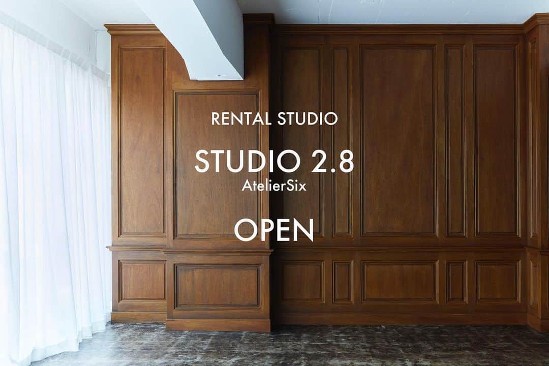 長山一樹のインスタグラム：「AtelierSixのレンタルスタジオ「STUDIO 2.8」の年明けから始めた改装工事が終わり、1/20からリニューアルオープンしました。こちらに載りきらない写真や、利用料金など一部変更がありますので、詳しくは下記アカウントのプロフィールにあるHPからご覧ください。皆様のご利用お待ちしております。 @ateliersixstudio   ＊STUDIO 2.8の写真にある家具は、常設家具ではございません。スタジオ内にある家具は全て無料でご利用いただけますが、プロップレンタル優先で稼働しているため、撮影当日にない場合もあることをご注意ください。  STUDIO 2.8 (2F) 予約受付 080-7087-1950 (平日10:00〜17:00)  利用料金 スチール ¥20,000(税抜)/1h ムービー ¥25,000(税抜)/1h 最低使用時間 4時間  #ateliersix #ateliersixstudio #rentalstudio #daylightstudio #photostudio #props #proprental #vintagefurniture #pierrejeanneret #撮影スタジオ #自然光スタジオ #リニューアル」