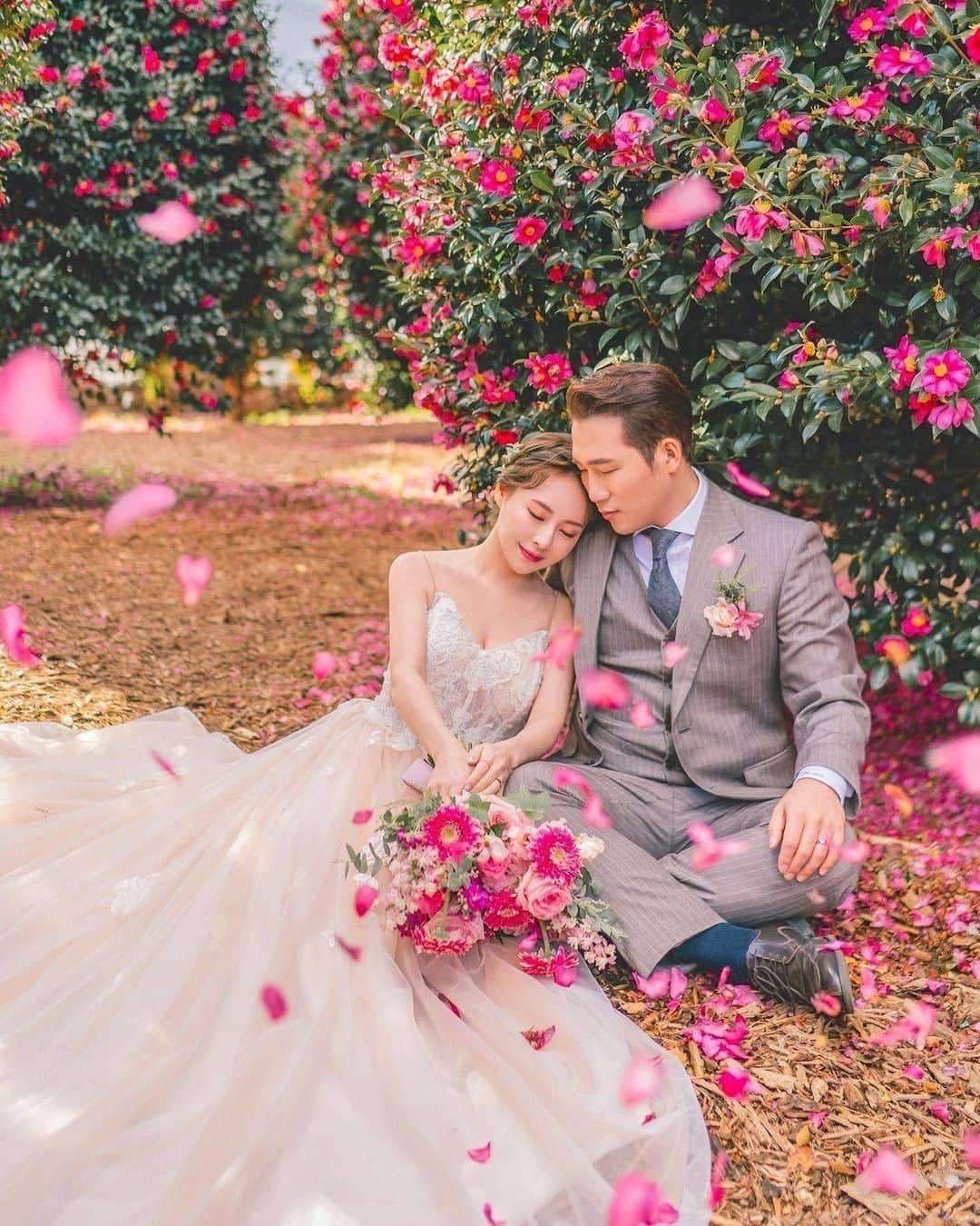 プレ花嫁の結婚式準備サイト farny 【ファーニー】さんのインスタグラム写真 - (プレ花嫁の結婚式準備サイト farny 【ファーニー】Instagram)「@farny_weddingをフォローして #プラコレ #farnyレポ を付けて投稿してくださいね♥ . :-: :-: :-: :-: :-: :-: :-: :-: :-: 本日紹介したいウェディングムービーは・・・ @yeongrami_snapさん♡ . ピンクのお花に包まれて..💐 とってもロマンチックなワンシーン* なんだか春が待ち遠しくなる一枚ですよね🌸 ==================== \\花嫁ライター募集中// @farny_wedding の DMより”Farny 花嫁ライター希望”とお送りくださいね◎ 担当者から折り返しご連絡さしあげます⁂ . \\花嫁アプリ // プロのアドバイザーに結婚式の相談を何度でも♡ ウェディングドレスの記事や、 自分のウェディングレポを残せちゃう♡” . ＞＞＞TOPのURLからcheck ⋈ @placolewedding ＞＞＞結婚のご相談は プラコレウェディングアドバイザーへ♡ @wedding_adviser ＞＞＞ウェディングレポを残したいなら、 farny by プラコレをcheck ✎ @farny_wedding ＞＞＞ウェディングアイデア＆DIYは ドレシーアイデアcheck ❁ @dressy_idea . ┈┈┈┈┈┈┈┈┈┈┈┈┈┈┈┈┈┈┈ #プレ花嫁 #卒花嫁 #結婚準備 #結婚式 #結婚式場 #当日レポ #weddingtbt #ウェディングフォト #卒花しました #farnyレポ #前撮り #大人花嫁 #2021春婚 #2021秋婚 #おしゃれ花嫁 #花嫁ヘアメイク #花嫁コーディネート #花嫁ヘアメイク #撮影指示書  #pinkwedding #weddingphoto #結婚式写真 #ロケーションフォト #韓国花嫁 #韓国フォト #koreaphotography」1月24日 17時08分 - farny_wedding