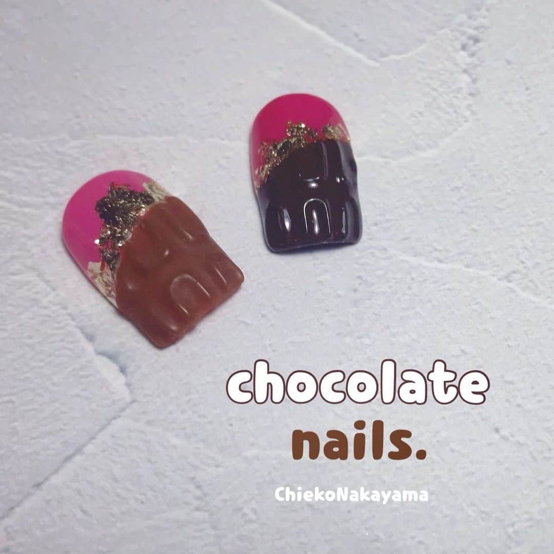 なかやまちえこのインスタグラム：「chocolate nails.⠀ ⠀ インスタライブでの使用商材は、⠀ PREGEL⠀ Muse M583 ローズピンク⠀ ex 258 Cacao⠀ ビジュー⠀ ⠀ Betty gel⠀ シャイニングトップ⠀ フロスティングマット⠀ スカルプティング ジェル⠀ ⠀ PREXY⠀ 箔⠀ ⠀ 筆はBetty gel  3 スクエアとPREGEL RB 10/0 です☺️⠀ ⠀  PREGEL・Betty gel・きまぐれキャット・PREANFA・PREXY商品は、⠀ ネイリストの方は↓ ⠀ プリモール @nail_premall ⠀ http://gelnailshop.com/ ⠀ ⠀ キャンディポケット @candypocket_official ⠀ http://www.beautysupport.jp/sm/script_main/shoptop.php ⠀ ⠀ セルフの方は↓ ⠀ ジョイアート @joyartofficial ⠀ http://joyart.biz/ ⠀ ⠀ にて購入頂けます☺️⠀⠀  ⠀ @pregelofficial @bettygel_official @prexyofficial @kimagure_cat_whim  #nail #nails #nailart #ネイル #美甲 #ネイルアート  #japanesenailart #manucure #japanesenails #manicurist #gelnails #أظافر #네일아트 #미용 #vẽmóng #ngườiđẹp  #เพ้นท์เล็บ #искусствоногтя #artedeuñas #เพ้นท์เล็บเจล #ジェルネイルデザイン #ネイルデザイン #senikuku #nagelkunst #valentinenails #バレンタインネイル #バレンタイン #valentine #チョコレートネイル #chocolatenails」