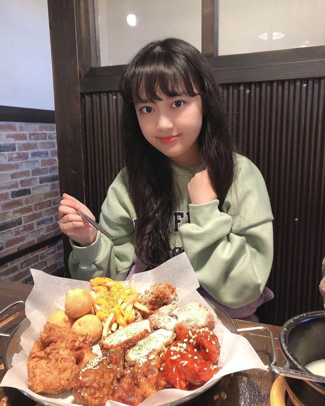 のインスタグラム：「❤︎ 写真②枚あるからスワイプしてね👉 ハニーバターのチキン、ヤンニョムチキン チーズボール、チーズポテトのセット。 ②枚目はピリ辛チーズキンパ（海苔巻）だよ お出掛けしてないから前の写真だよ😊 また行きたいな ❤︎ ❤︎ #新大久保グルメ #김밥 #高梨ねね #タレント #アイドル #モデル #シブサン #シブサンプロジェクト #shibu3project #いいね返し #コメント返し」
