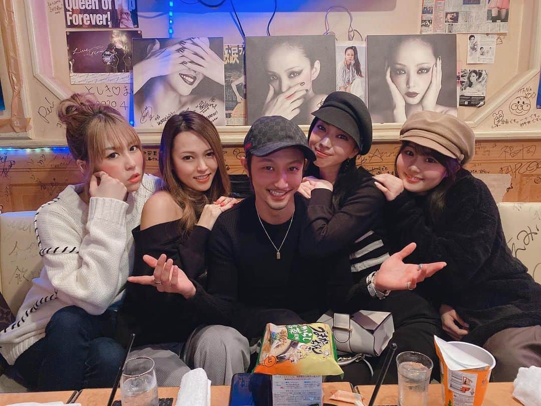 HIROMINさんのインスタグラム写真 - (HIROMINInstagram)「. . ┈┈┈┈┈┈┈┈┈┈┈┈┈┈♡ . 急に始まったバチェラー風 最後何してんだろ？って 笑っちゃったよね(笑) . プレゼント受け取って 写真撮ってたけど なんか私のオフ会みたいに なっててまた面白かった(笑) . ┈┈┈┈┈┈┈┈┈┈┈┈┈┈♡ . #mybirthday #thankyoufriends」1月24日 17時15分 - hiromin_vvv