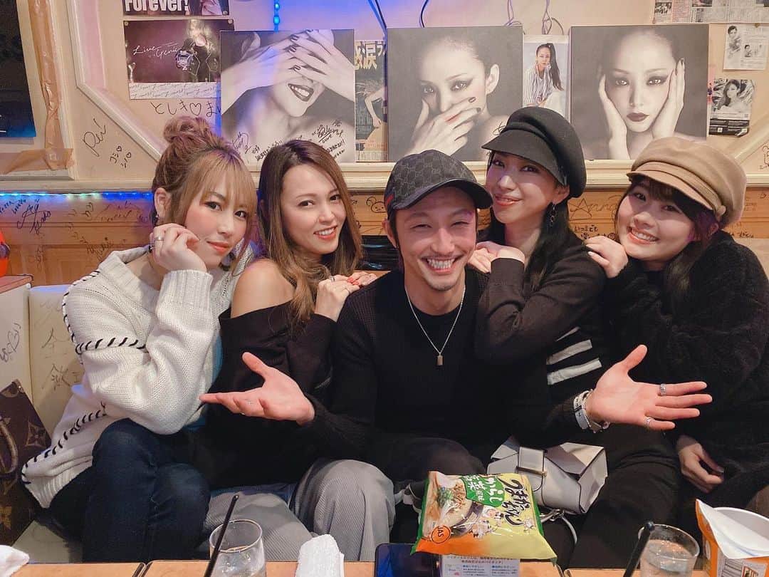 HIROMINさんのインスタグラム写真 - (HIROMINInstagram)「. . ┈┈┈┈┈┈┈┈┈┈┈┈┈┈♡ . 急に始まったバチェラー風 最後何してんだろ？って 笑っちゃったよね(笑) . プレゼント受け取って 写真撮ってたけど なんか私のオフ会みたいに なっててまた面白かった(笑) . ┈┈┈┈┈┈┈┈┈┈┈┈┈┈♡ . #mybirthday #thankyoufriends」1月24日 17時15分 - hiromin_vvv