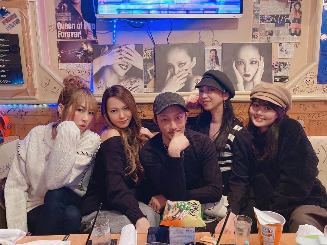 HIROMINさんのインスタグラム写真 - (HIROMINInstagram)「. . ┈┈┈┈┈┈┈┈┈┈┈┈┈┈♡ . 急に始まったバチェラー風 最後何してんだろ？って 笑っちゃったよね(笑) . プレゼント受け取って 写真撮ってたけど なんか私のオフ会みたいに なっててまた面白かった(笑) . ┈┈┈┈┈┈┈┈┈┈┈┈┈┈♡ . #mybirthday #thankyoufriends」1月24日 17時15分 - hiromin_vvv