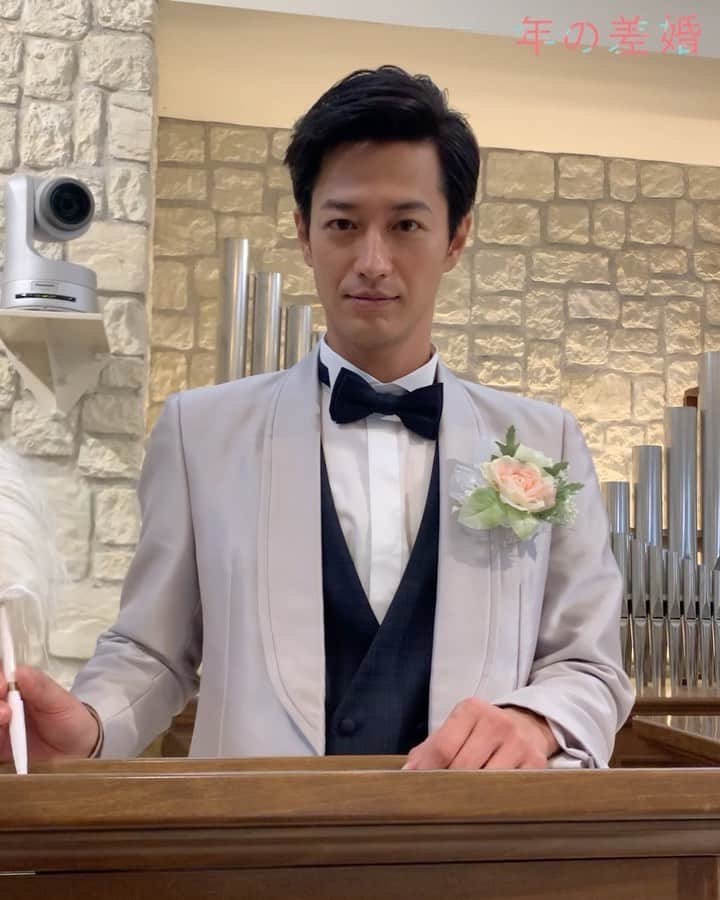 「年の差婚」ドラマイズム【公式】のインスタグラム：「.  /／ #年の差婚 💗 6話放送まであと2日✌️✨ \＼  OP撮影の裏側で何やら楽しそうな 晴海さん(#竹財輝之助)でした..🤵‍♂️📸  #おかわり年の差婚 はこちらから☟ https://tver.jp/corner/f0065757  6話▶︎26日(火)MBS 24:59-/TBS 25:28-  1〜5話は #TELASA で独占配信中🐢♡ https://www.telasa.jp/series/11167  #葵わかな #竹財輝之助 #松本若菜 #小野寺晃良 #吉野北人 #河井青葉 #徳井優 #吹越満 #原因は自分にある。 #hankun  #ほっこりキュン」