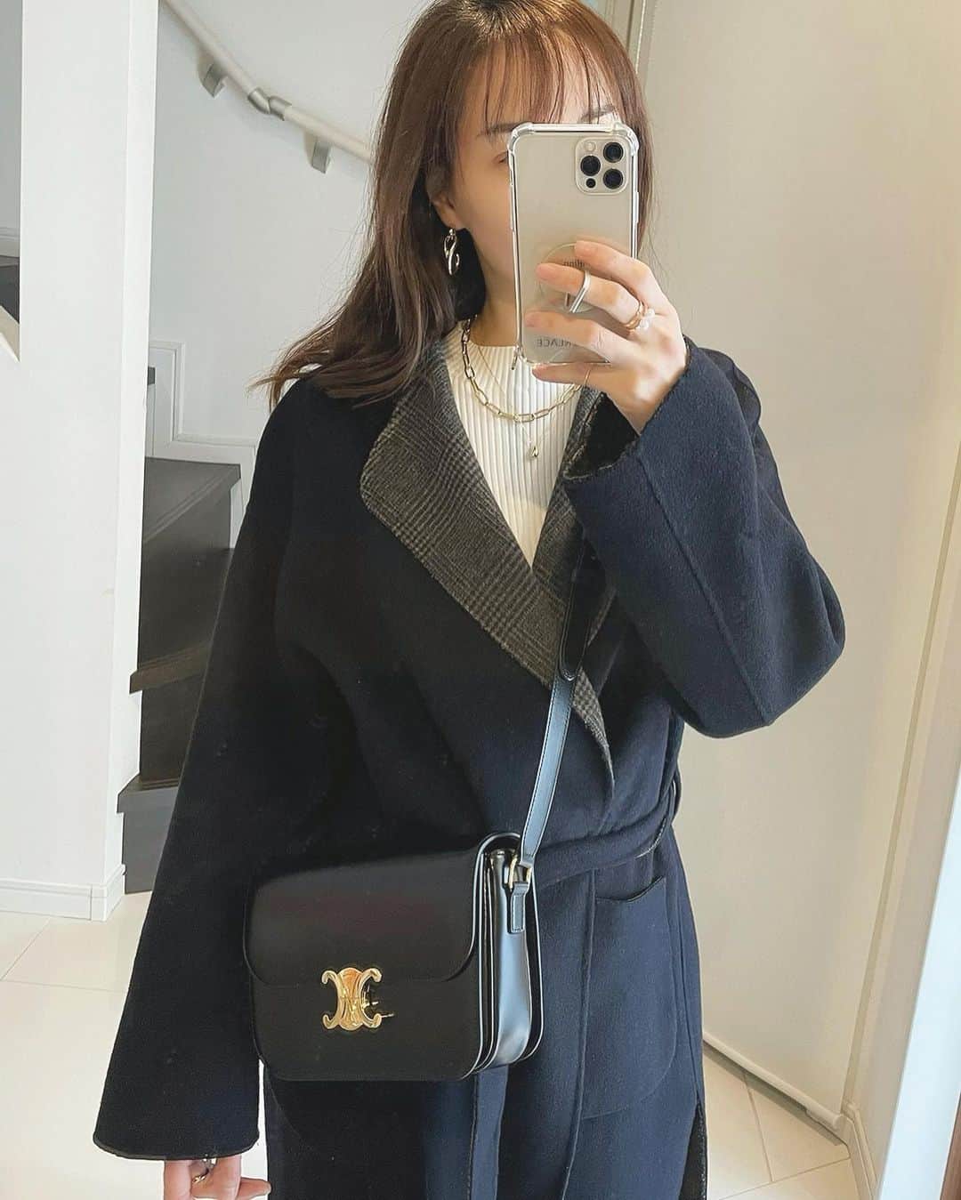 乙黒えりのインスタグラム：「昨夜はレモネード飲んでまったりしながらすべらない話見ました😂  今日も寒いね❄️ 雪降るかな〜って子供たちは楽しみにしてたけど、雨だった〜  #tops @stunninglure  #coat @enchainement_official #アナディス #bag @celine #ネクレス　@mienne.jp_official   #シンプルコーデ#ママコーデ#ママファッション#セリーヌ#トリオンフ#リバーコート」