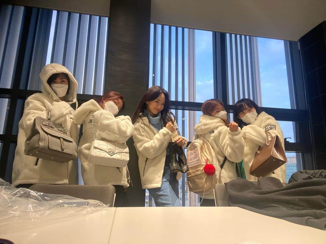ウォン・ジナのインスタグラム：「JTBC STUDIOS 선배팀 단체복 선물!!크리스마스 지났는데 산타오셨네요💙 송아팀 기분조아아아🤍  협찬아니지만 협사st #선배그립스틱바르지마요」