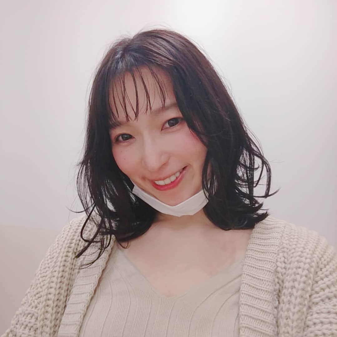 鶴あいかのインスタグラム：「20cm位切ったかな？髪だいぶ短くなりました✨爽快！ずーっと前髪作りたかったので、すっごく嬉しい✨  コロナ禍の状況ですが、お世話になったヘアサロン@pationn_official が全個室 仕切りありのヘアサロンだったのでとても安心しました。  担当は @takeshi_ishikawa_ 石川さん✨ ありがとうございます🎶  #表参道美容室 #表参道 #ヘアサロン #全室個室 #個室サロン」