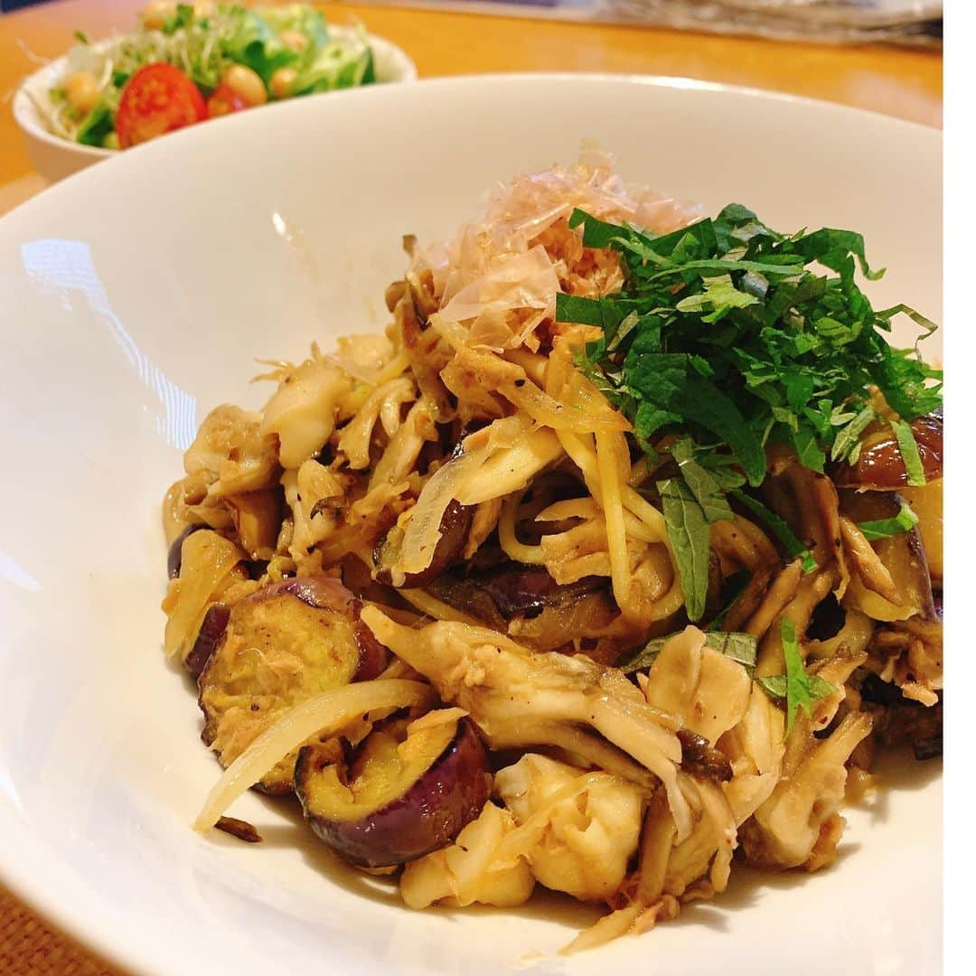 下川みくにのインスタグラム：「今日のお昼は ツナ&ナス&舞茸&玉ねぎの和風パスタ  麺大好き　 麺が食べたくて食べたくて  ラーメン食べたいけど なんとなくちょっと我慢  と言うことで、、  具材多め＆麺少なめのグルテンフリーパスタで作りました  お友達の嶋野蘭さんから ツナとナスの美味しそうなパスタの写真が送られてきて うわ。食べたい！って思って ちょっと具材を増やし作りました めんつゆってほんといい仕事するよね  美味しくいただきました ごちそうさまでした  #和風パスタ#アルチェネロ #グルテンフリー#有機グルテンフリー#パスタ#スパゲッティ#小麦不使用 #有機とうもろこし#有機米#めんつゆ #美味しかった#ごちそうさまでした#料理記録 #mikuni飯#おうちごはん#パスタレシピ#パスタランチ」